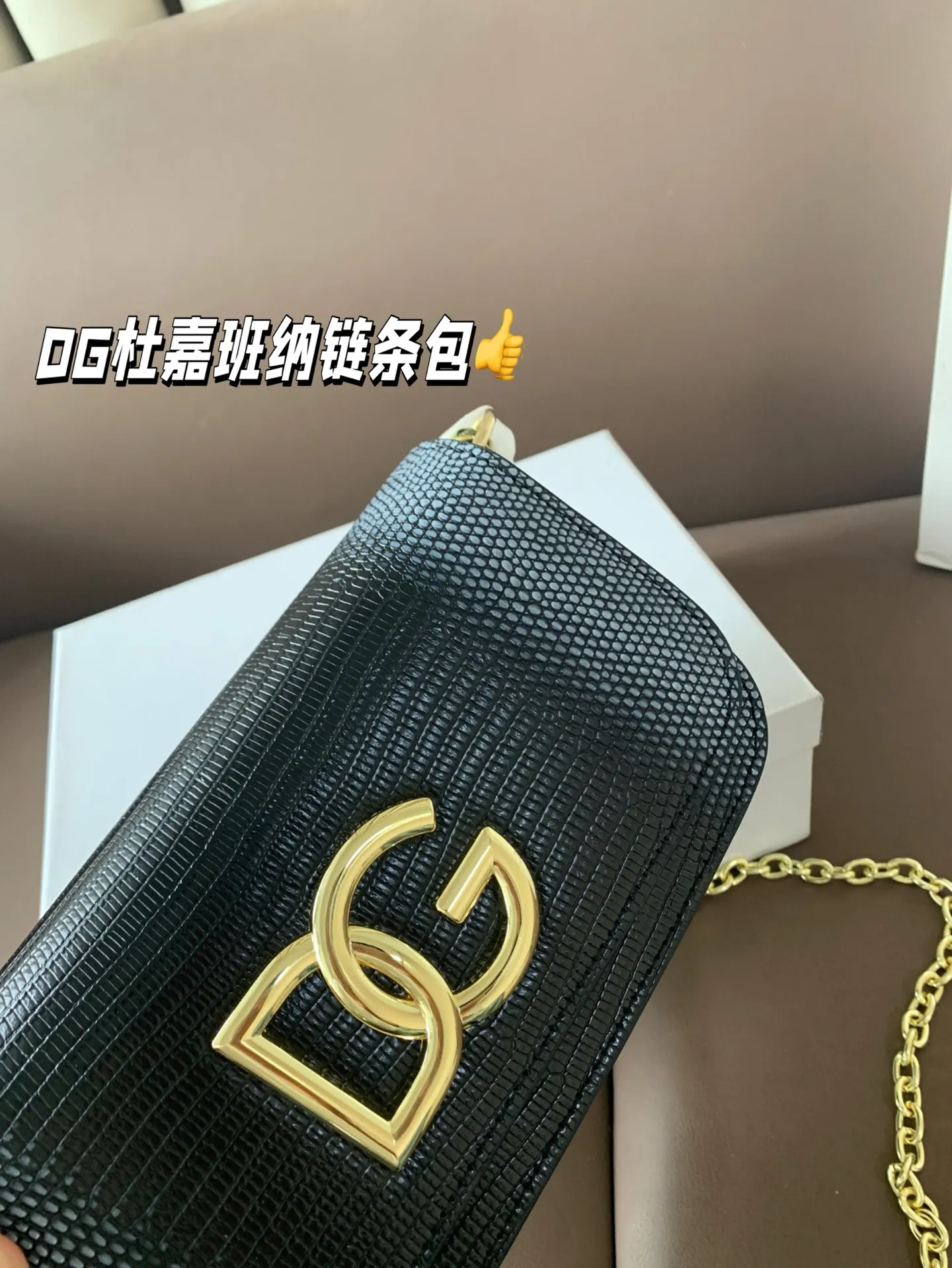P130 配盒子 DG杜嘉班纳链条包 包包实在是太太太温柔了， 拿在手上少女感十足，仿佛时间停滞在听你诉说你们的故事~高级感满满!咱就是说，这个气 质就稳稳的拿捏住! #杜嘉班纳DG 尺寸22 13