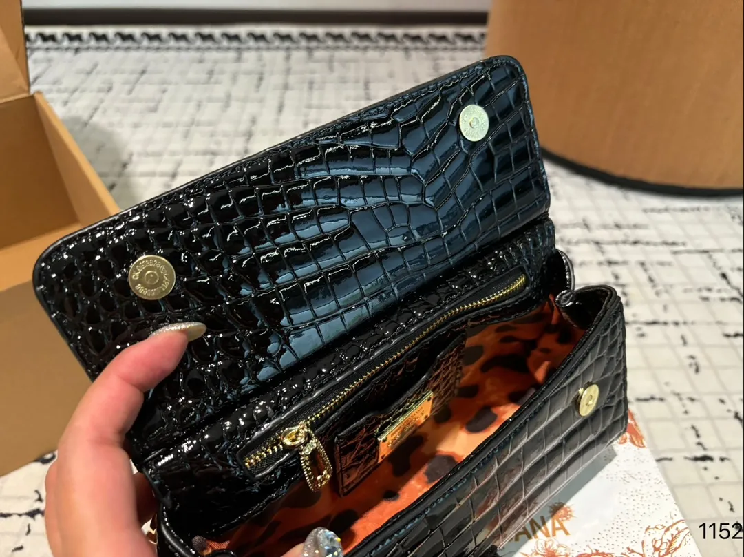 P130礼盒🎁 DG 杜嘉班纳 新款 手提 单肩 斜挎款 官网最新包 喜欢的不得了 特别有腔调 颜值无敌高 复古 优雅 奢华 大气 &hellip;&hellip;想到一切美好的词都想给它 一定要入的款 尺寸 20.7.13