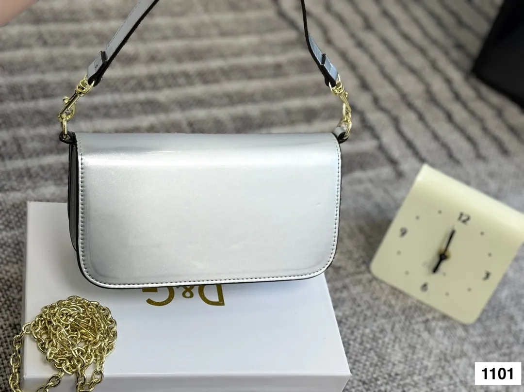 P125 配盒子 DG杜嘉班纳链条包 包包实在是太太太温柔了, 拿在手上少女感十足,仿佛时间停滞在听你诉说你们的故事~高级感满满!咱就是说,这个气 质就稳稳的拿捏住! #杜嘉班纳DG 尺寸22 13