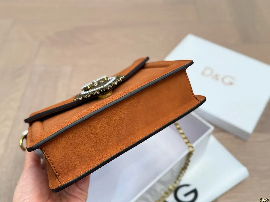 ¥140配盒 Dolce & Gabbana 杜嘉班纳DG斜挎包 尊贵典雅的外形优质面料 奢华至极 与生俱来的英伦气息 高端品质独家订制 尺寸:18 13