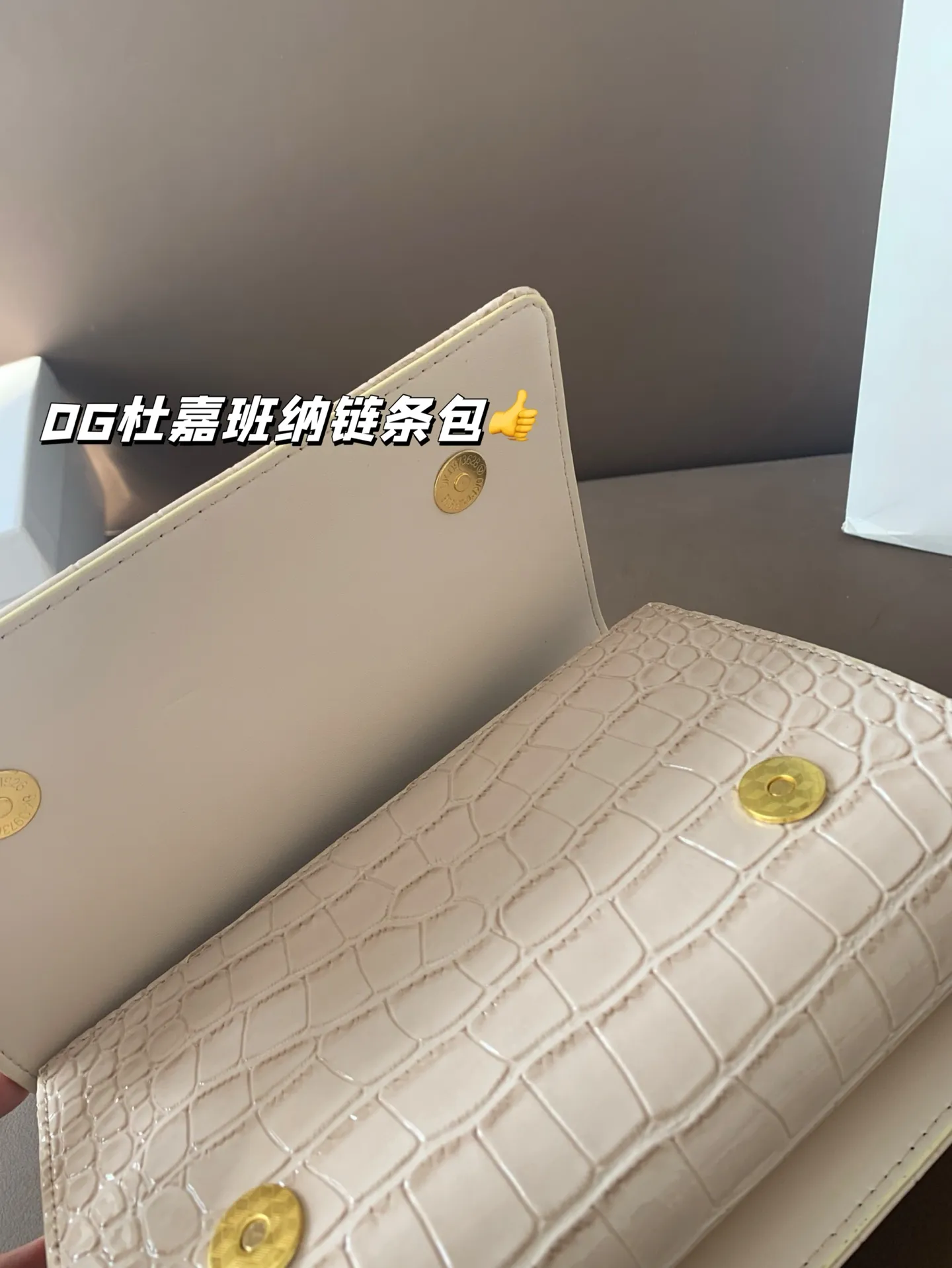 P150 配盒子 DG杜嘉班纳链条包 包包实在是太太太温柔了, 拿在手上少女感十足,仿佛时间停滞在听你诉说你们的故事~高级感满满!咱就是说,这个气 质就稳稳的拿捏住! #杜嘉班纳DG 尺寸21*15