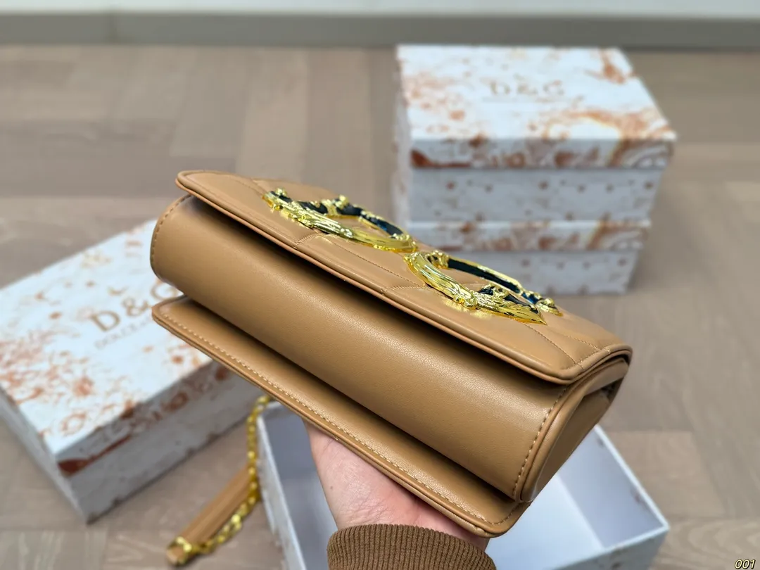 &yen;130配盒 Dolce & Gabbana 杜嘉班纳DG斜挎包 尊贵典雅的外形优质面料 奢华至极 与生俱来的英伦气息 高端品质独家订制 尺寸： 22 14