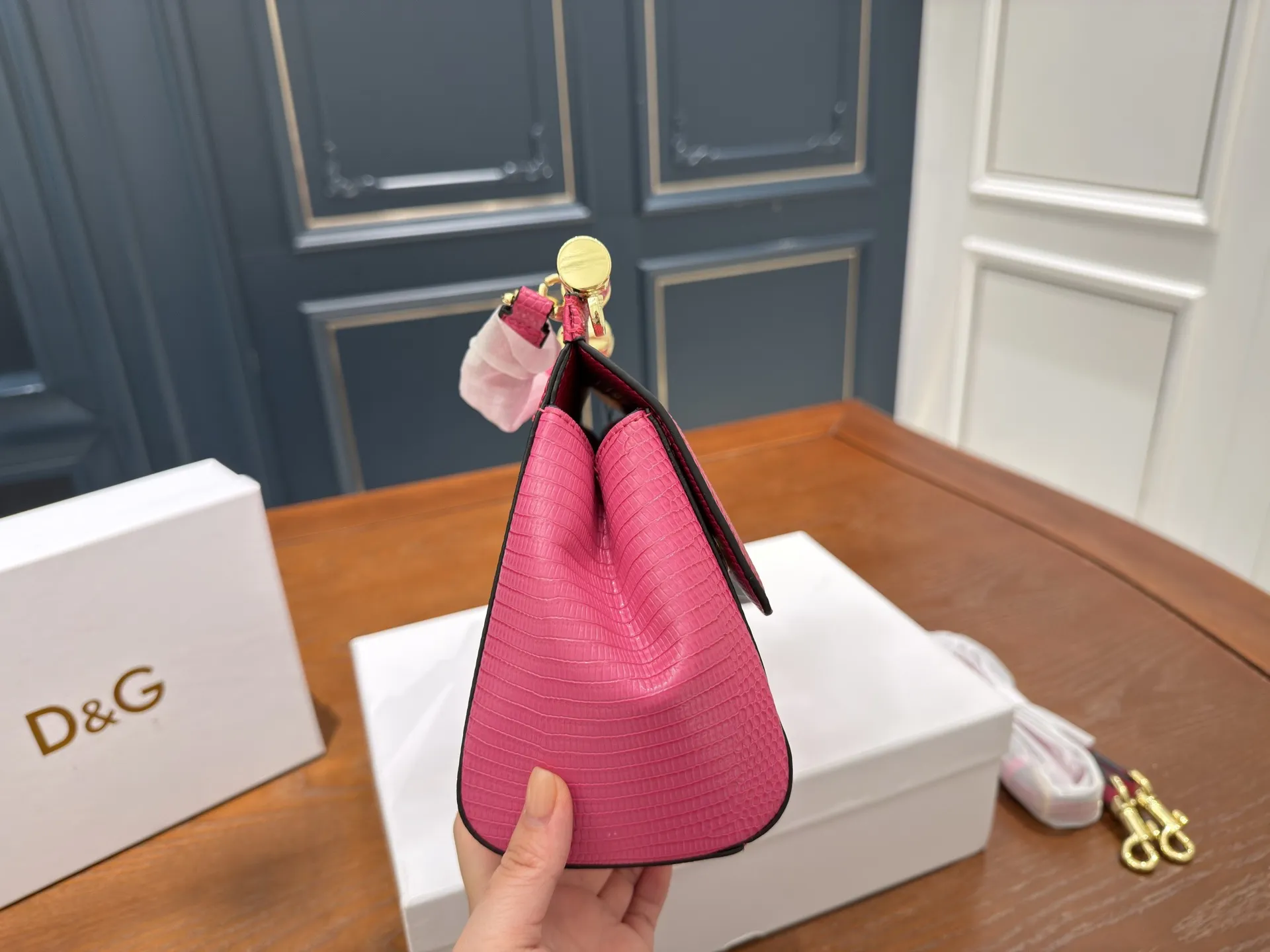 （配礼盒⚠️）p155 DG 杜嘉班纳 新款 手提 单肩 斜挎款 官网最新包 喜欢的不得了 特别有腔调 颜值无敌高 复古 优雅 奢华 大气 想到一切美好的词都想给它 一定要入的款 尺寸 25 18