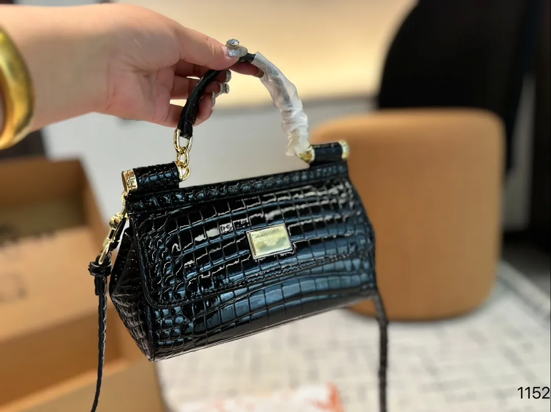 P130礼盒🎁 DG 杜嘉班纳 新款 手提 单肩 斜挎款 官网最新包 喜欢的不得了 特别有腔调 颜值无敌高 复古 优雅 奢华 大气 &hellip;&hellip;想到一切美好的词都想给它 一定要入的款 尺寸 20.7.13