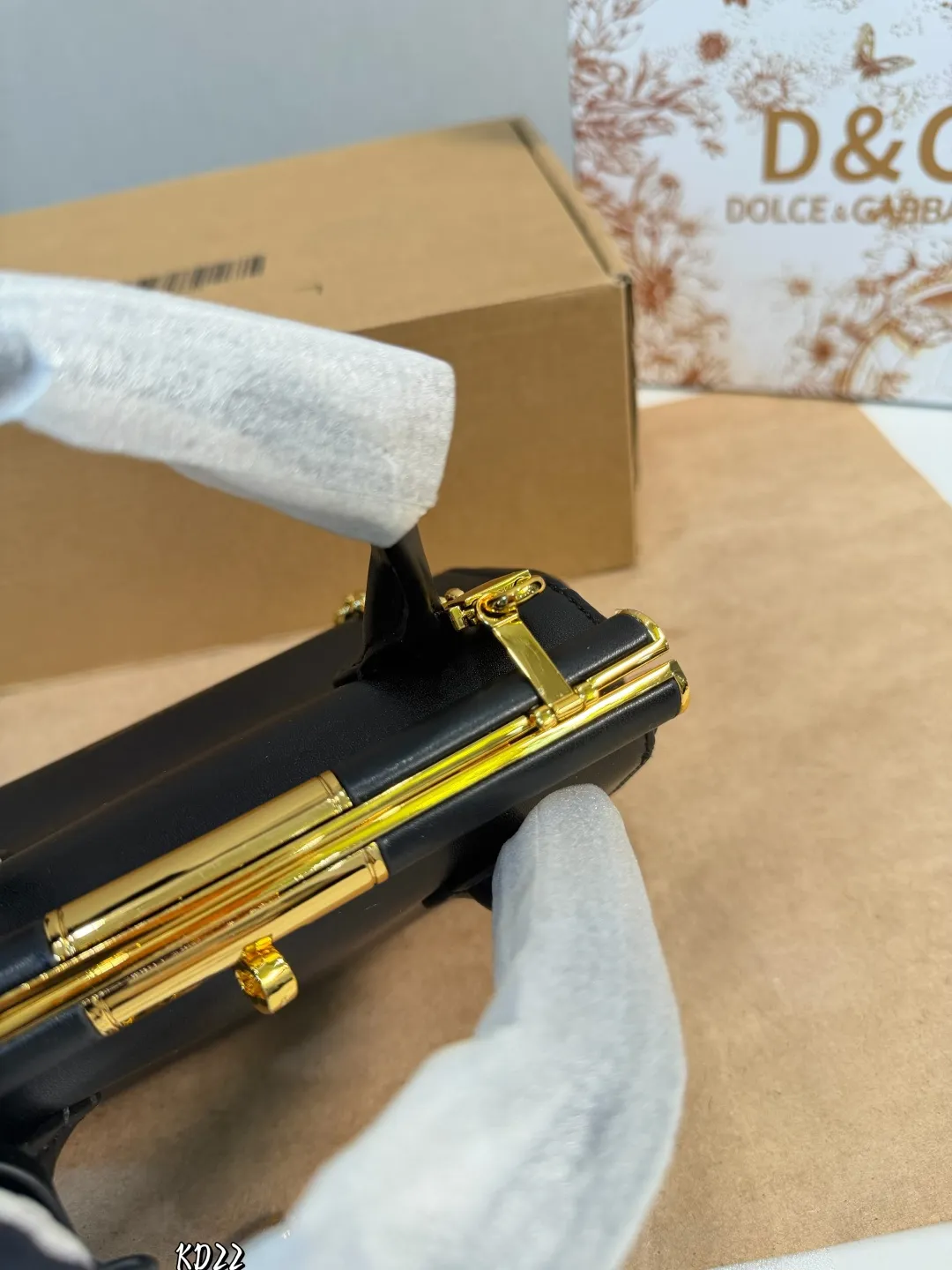 ❤️P150(礼盒包装)❤️ 杜嘉班纳DG链条包独家旋锁开合、悄然诉说着另一个时代 在永恒传统与现代优雅之间创造和谐Marlene包包质感完全在线,五金太精致了,背出高级感不管是送爱人还是犒劳自己,都是超赞选择,让浪漫与实用并存,轻松成为约会C位~ 尺寸:19 14cm