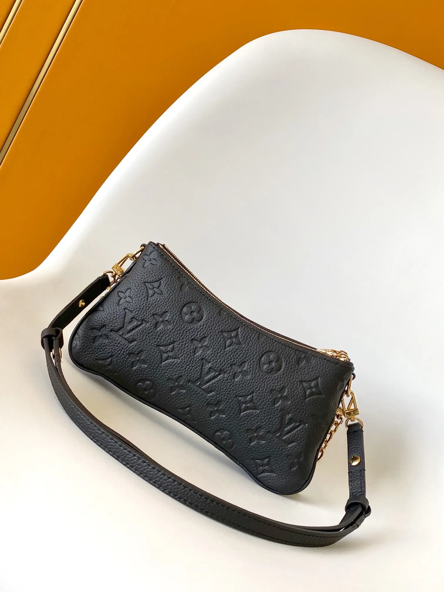 Louis Vuitton Liv Pochette Europe Tax-Inclusive Shipping Black