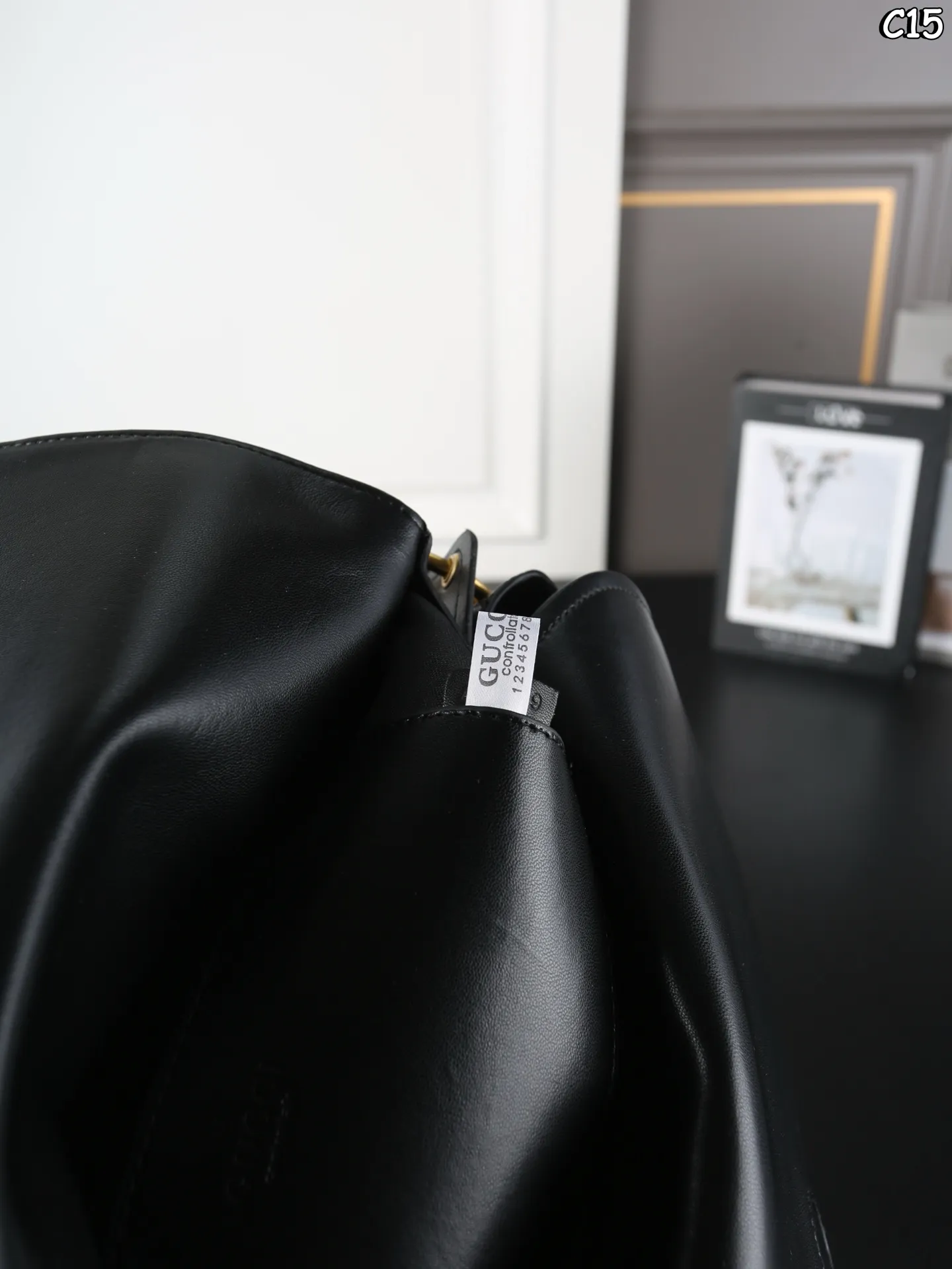 大P200 折叠盒 小P190 折叠盒 GUCCI古驰 logo链条 压纹 链条包 单肩包 休闲廓形的设定很讨巧，不挑穿搭场景，日常通勤或周末出游都能搭，不会太有 &ldquo;穿得正式才能背&rdquo; 的束缚感。 经典款颜值在线，通勤约会随手拎都显贵。 尺寸：37&times;19/28&times;17