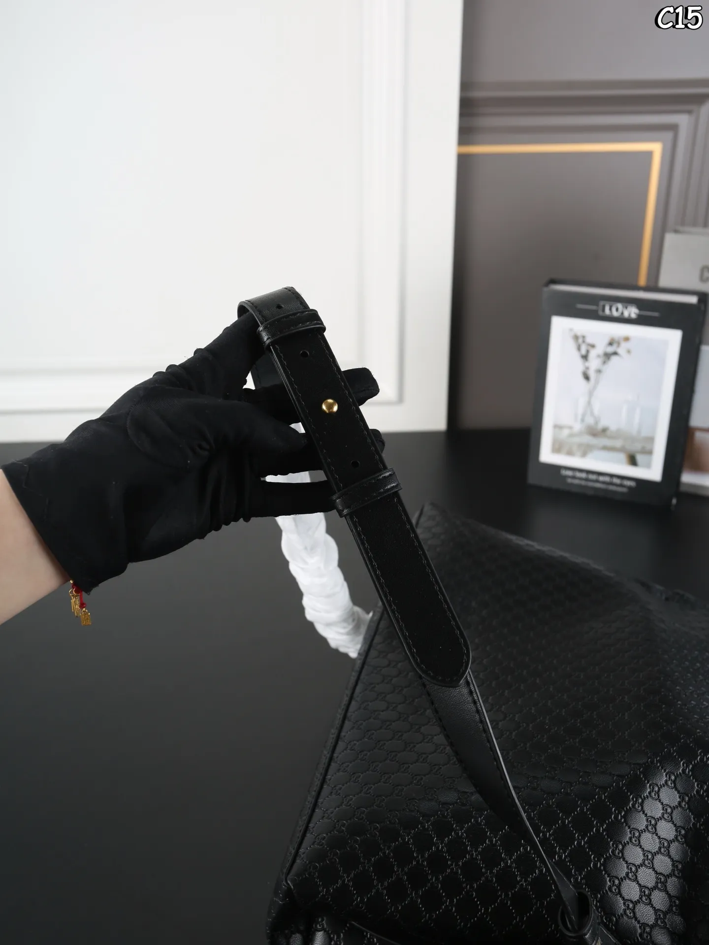 大P200 折叠盒 小P190 折叠盒 GUCCI古驰 logo链条 压纹 链条包 单肩包 休闲廓形的设定很讨巧,不挑穿搭场景,日常通勤或周末出游都能搭,不会太有 “穿得正式才能背” 的束缚感。 经典款颜值在线,通勤约会随手拎都显贵。 尺寸:37×19/28×17