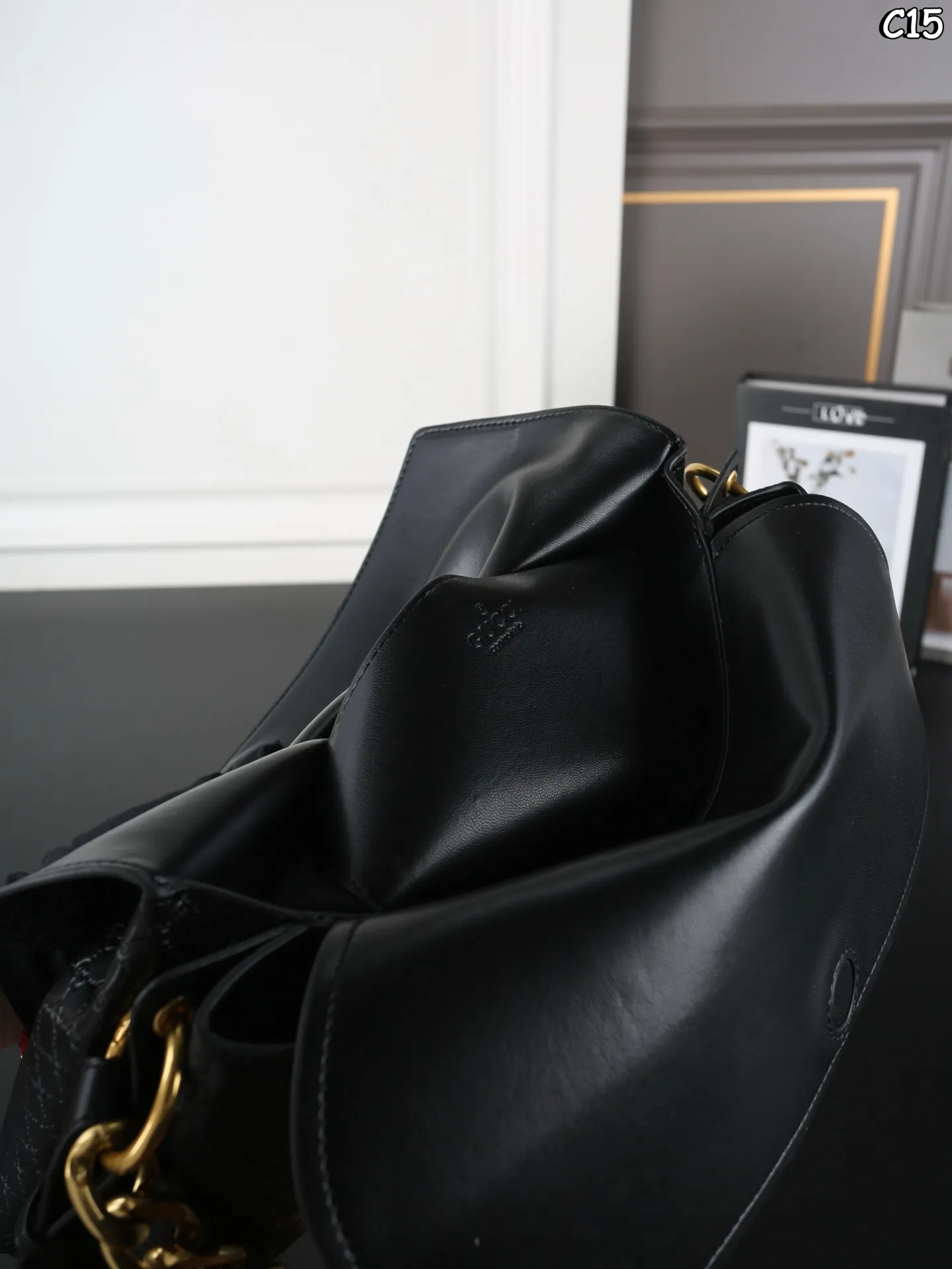 大P200 折叠盒 小P190 折叠盒 GUCCI古驰 logo链条 压纹 链条包 单肩包 休闲廓形的设定很讨巧，不挑穿搭场景，日常通勤或周末出游都能搭，不会太有 &ldquo;穿得正式才能背&rdquo; 的束缚感。 经典款颜值在线，通勤约会随手拎都显贵。 尺寸：37&times;19/28&times;17