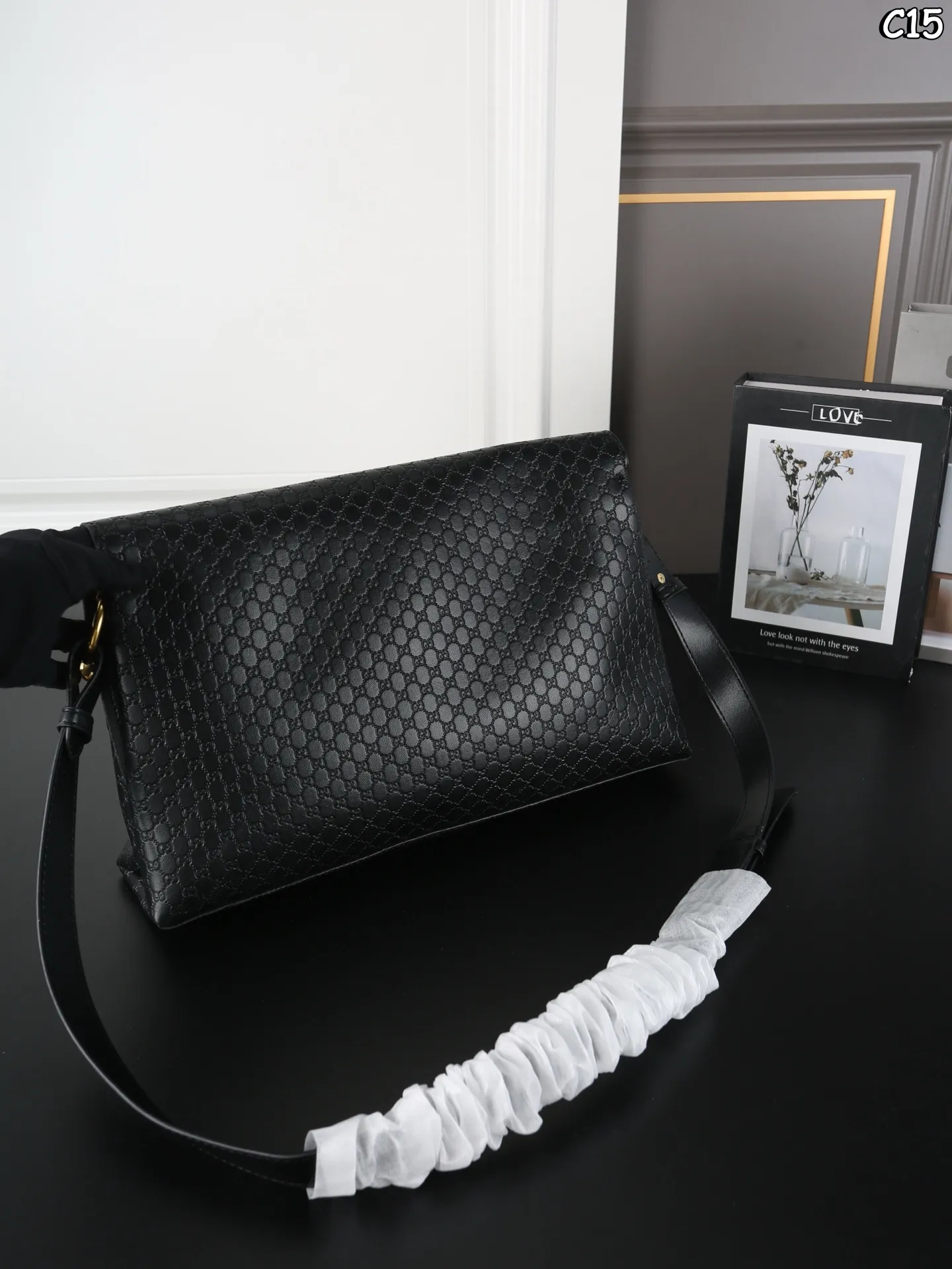 大P200 折叠盒 小P190 折叠盒 GUCCI古驰 logo链条 压纹 链条包 单肩包 休闲廓形的设定很讨巧,不挑穿搭场景,日常通勤或周末出游都能搭,不会太有 “穿得正式才能背” 的束缚感。 经典款颜值在线,通勤约会随手拎都显贵。 尺寸:37×19/28×17