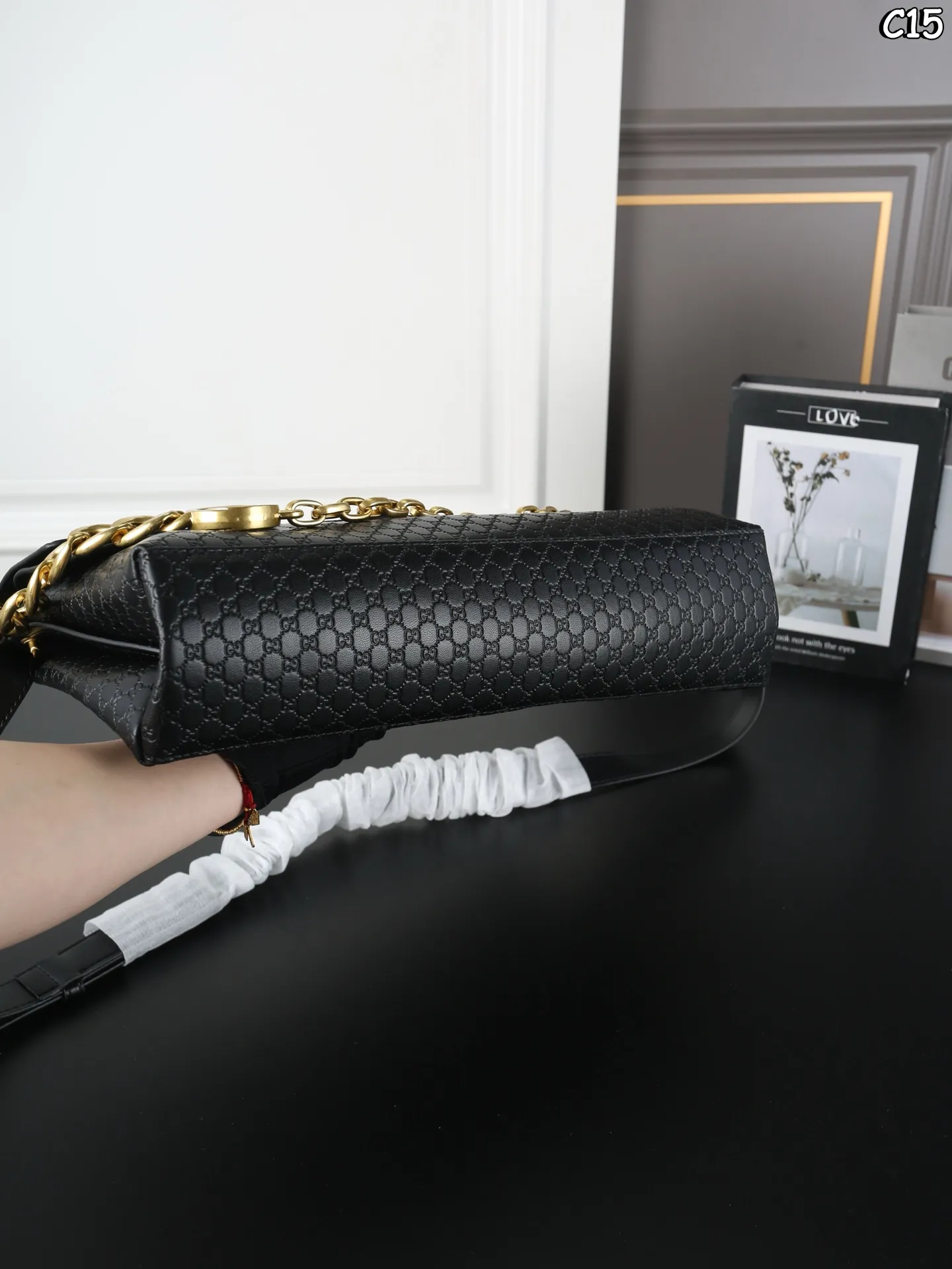 大P200 折叠盒 小P190 折叠盒 GUCCI古驰 logo链条 压纹 链条包 单肩包 休闲廓形的设定很讨巧，不挑穿搭场景，日常通勤或周末出游都能搭，不会太有 &ldquo;穿得正式才能背&rdquo; 的束缚感。 经典款颜值在线，通勤约会随手拎都显贵。 尺寸：37&times;19/28&times;17