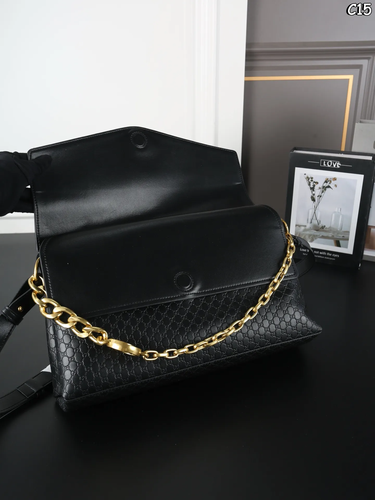 大P200 折叠盒 小P190 折叠盒 GUCCI古驰 logo链条 压纹 链条包 单肩包 休闲廓形的设定很讨巧,不挑穿搭场景,日常通勤或周末出游都能搭,不会太有 “穿得正式才能背” 的束缚感。 经典款颜值在线,通勤约会随手拎都显贵。 尺寸:37×19/28×17