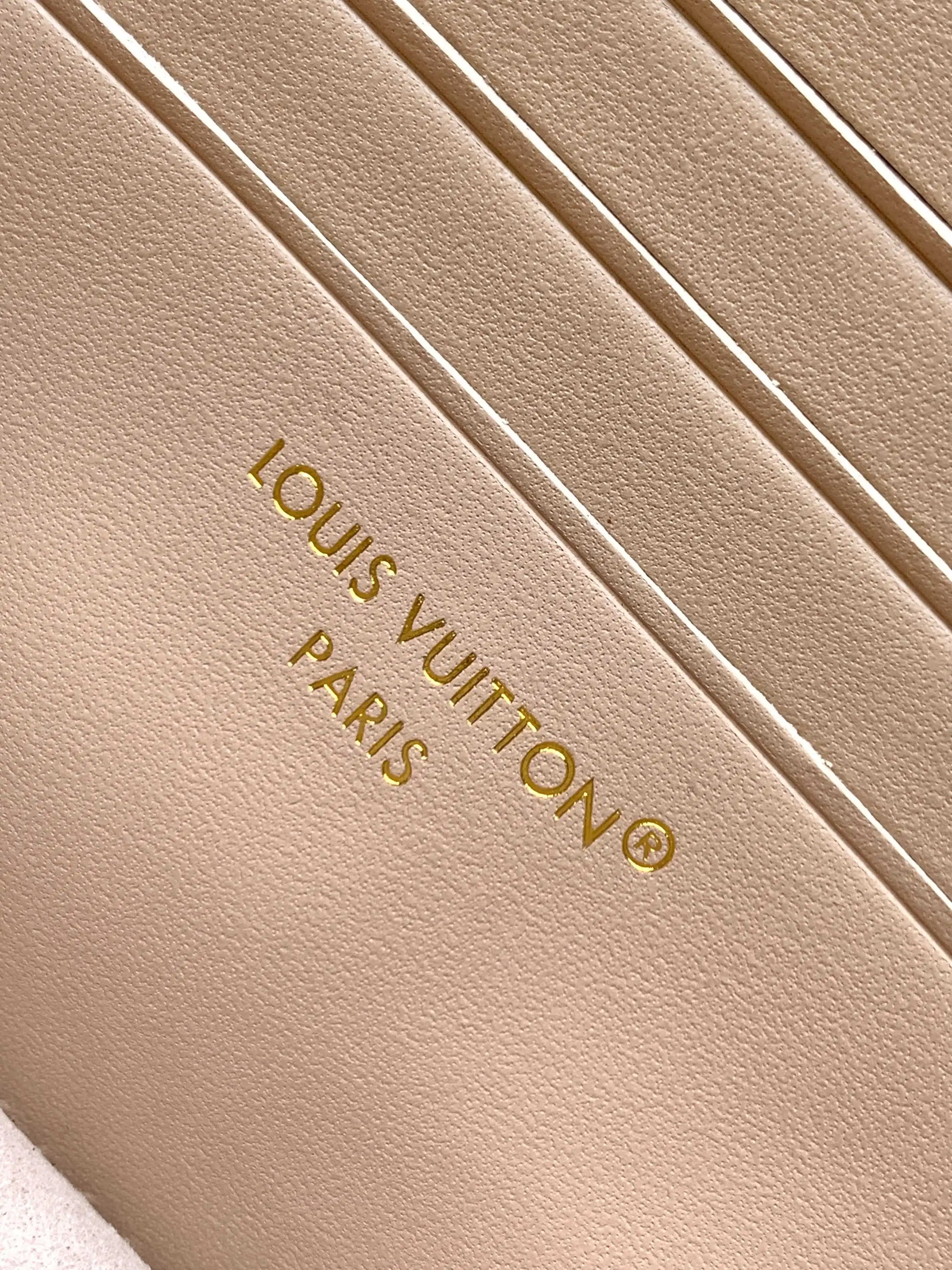 Elite Craftsmanship LV Bloom Wallet On Chain Europe Shipping