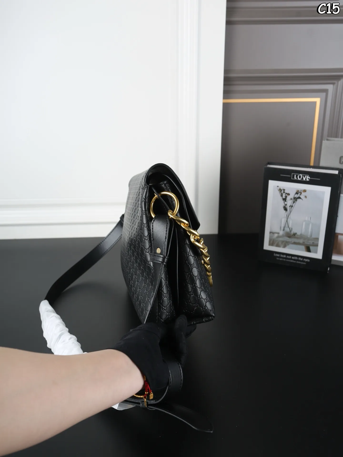 大P200 折叠盒 小P190 折叠盒 GUCCI古驰 logo链条 压纹 链条包 单肩包 休闲廓形的设定很讨巧,不挑穿搭场景,日常通勤或周末出游都能搭,不会太有 “穿得正式才能背” 的束缚感。 经典款颜值在线,通勤约会随手拎都显贵。 尺寸:37×19/28×17