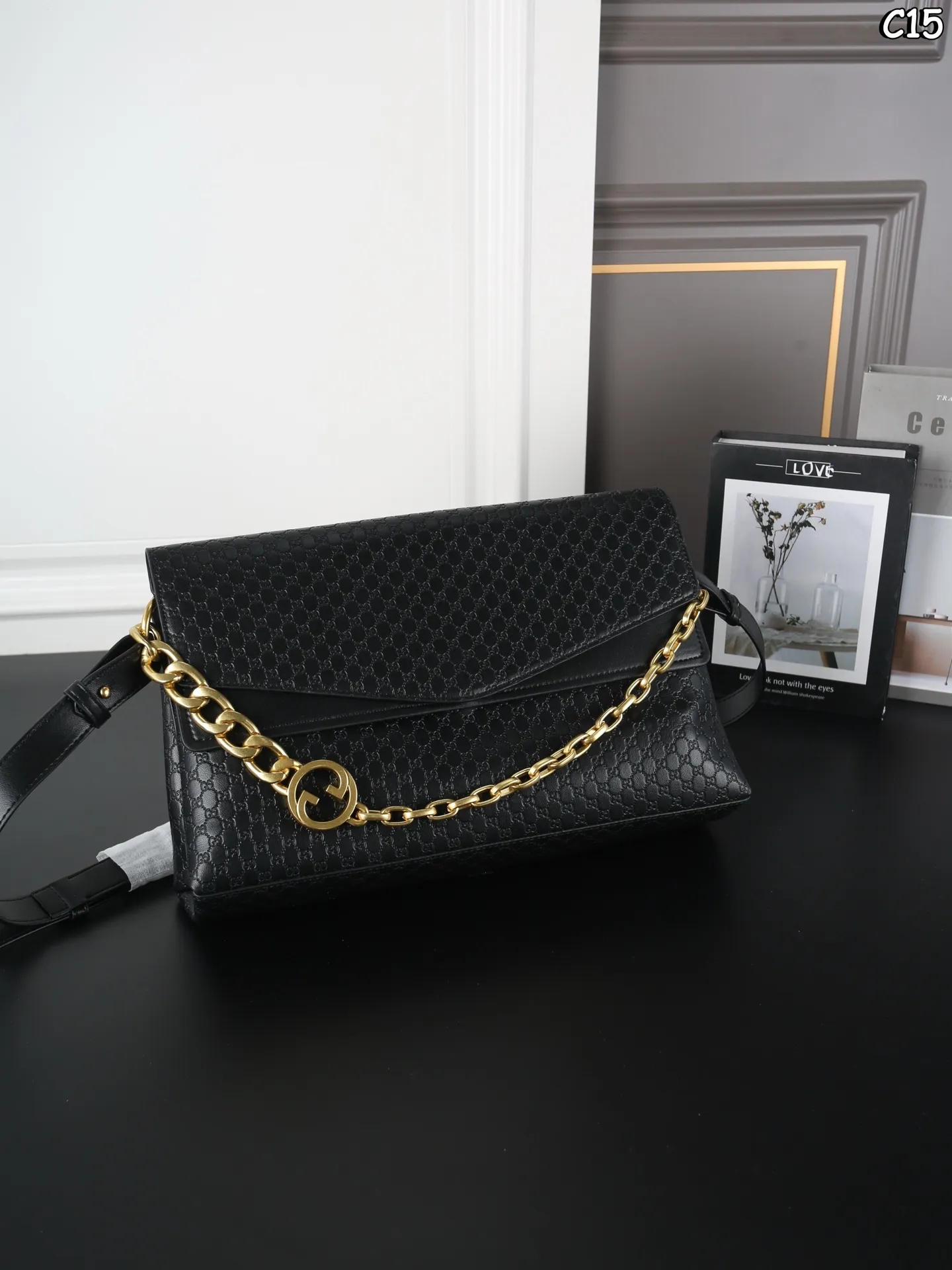 大P200 折叠盒 小P190 折叠盒 GUCCI古驰 logo链条 压纹 链条包 单肩包 休闲廓形的设定很讨巧,不挑穿搭场景,日常通勤或周末出游都能搭,不会太有 “穿得正式才能背” 的束缚感。 经典款颜值在线,通勤约会随手拎都显贵。 尺寸:37×19/28×17