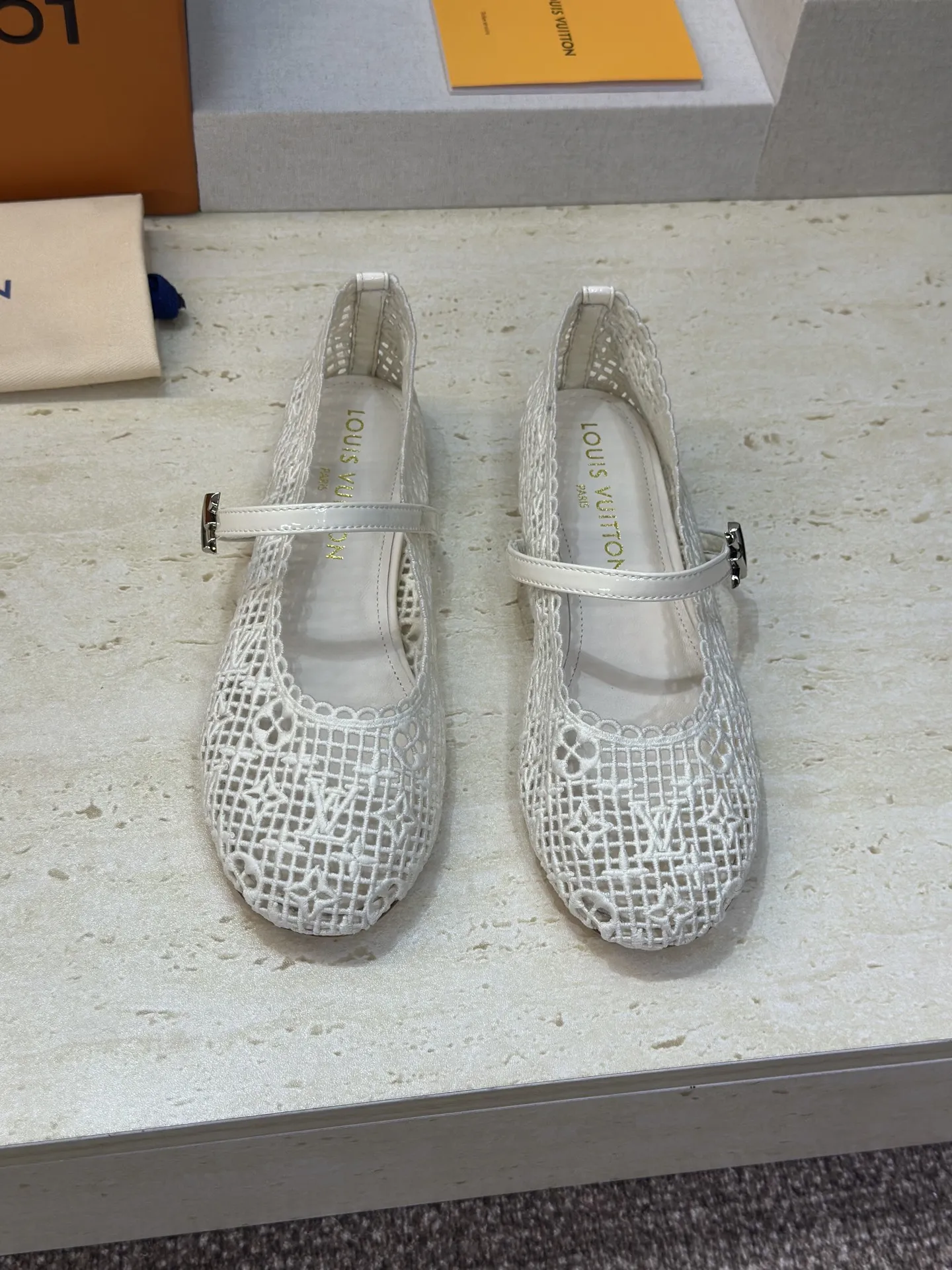 P300 Louis Vuitton 2026早春新款平底镂空电绣芭蕾舞娃娃女鞋 LV romy系列字母logo五金扣拼色圆头女单鞋 材质：鞋面进口高温水溶电绣面料+水染羊皮内里+意大利真皮大底 Size：35-42(40.41.42定制不退换）