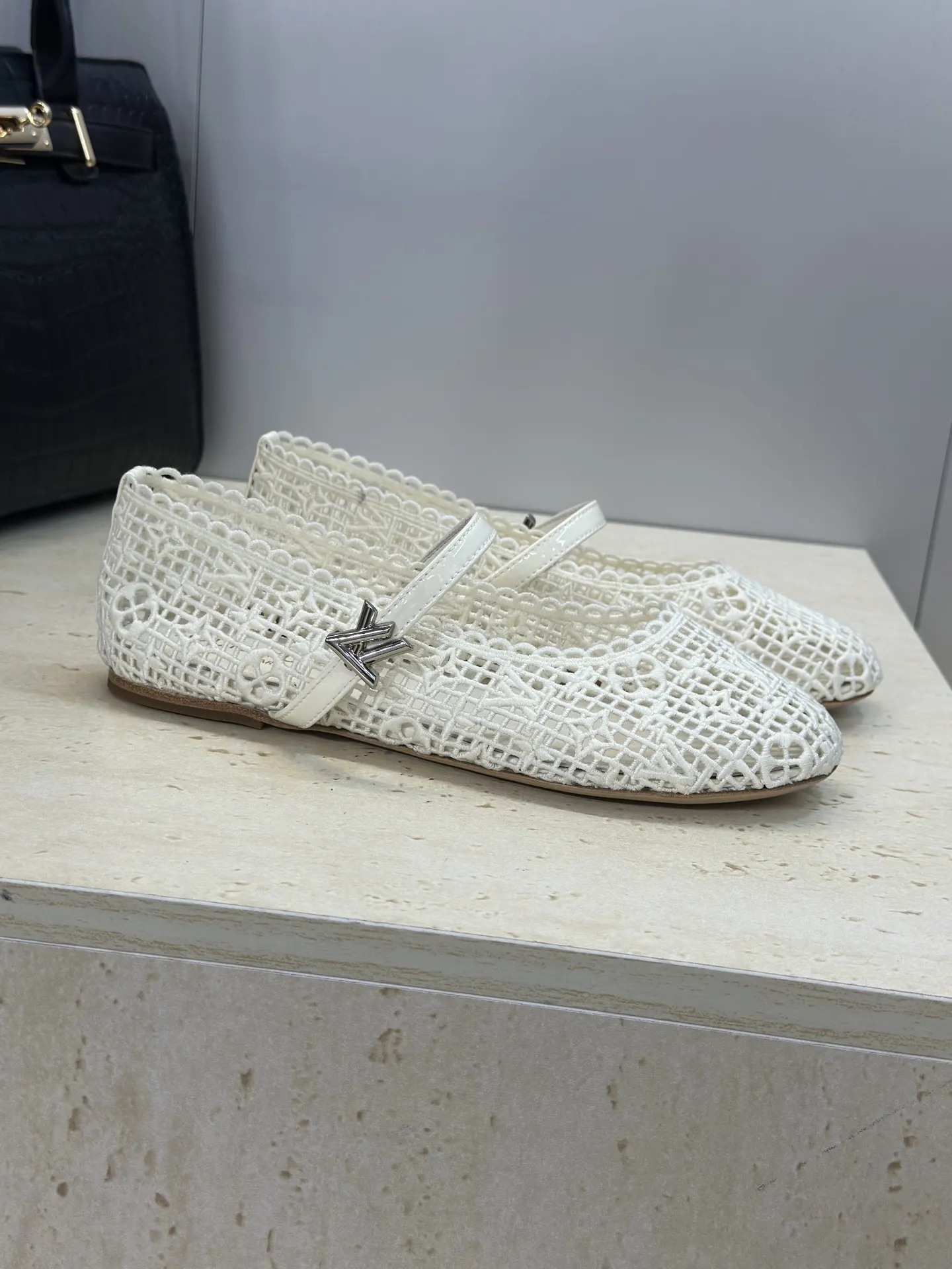 P300 Louis Vuitton 2026早春新款平底镂空电绣芭蕾舞娃娃女鞋 LV romy系列字母logo五金扣拼色圆头女单鞋 材质:鞋面进口高温水溶电绣面料+水染羊皮内里+意大利真皮大底 Size:35-42(40.41.42定制不退换)