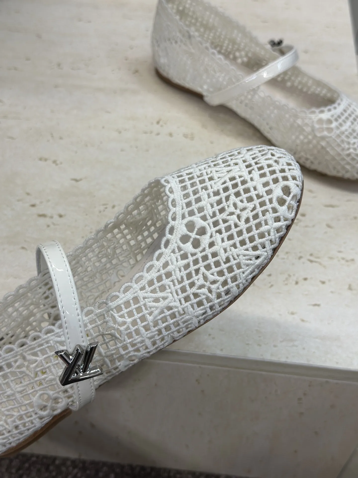 P300 Louis Vuitton 2026早春新款平底镂空电绣芭蕾舞娃娃女鞋 LV romy系列字母logo五金扣拼色圆头女单鞋 材质:鞋面进口高温水溶电绣面料+水染羊皮内里+意大利真皮大底 Size:35-42(40.41.42定制不退换)
