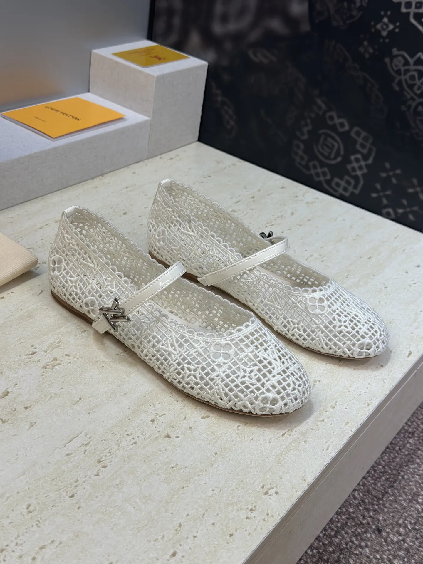 P300 Louis Vuitton 2026早春新款平底镂空电绣芭蕾舞娃娃女鞋 LV romy系列字母logo五金扣拼色圆头女单鞋 材质：鞋面进口高温水溶电绣面料+水染羊皮内里+意大利真皮大底 Size：35-42(40.41.42定制不退换）