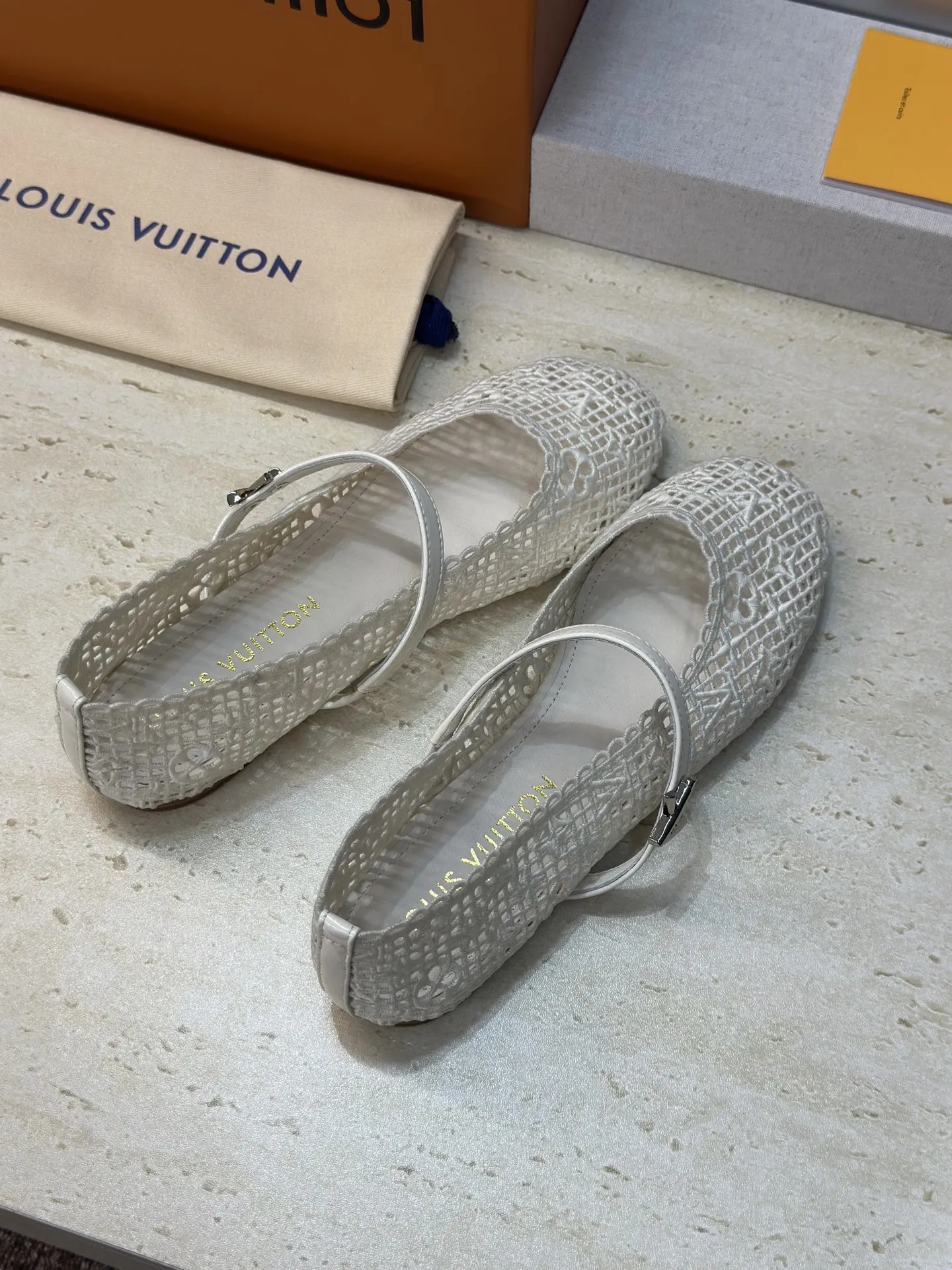 P300 Louis Vuitton 2026早春新款平底镂空电绣芭蕾舞娃娃女鞋 LV romy系列字母logo五金扣拼色圆头女单鞋 材质:鞋面进口高温水溶电绣面料+水染羊皮内里+意大利真皮大底 Size:35-42(40.41.42定制不退换)