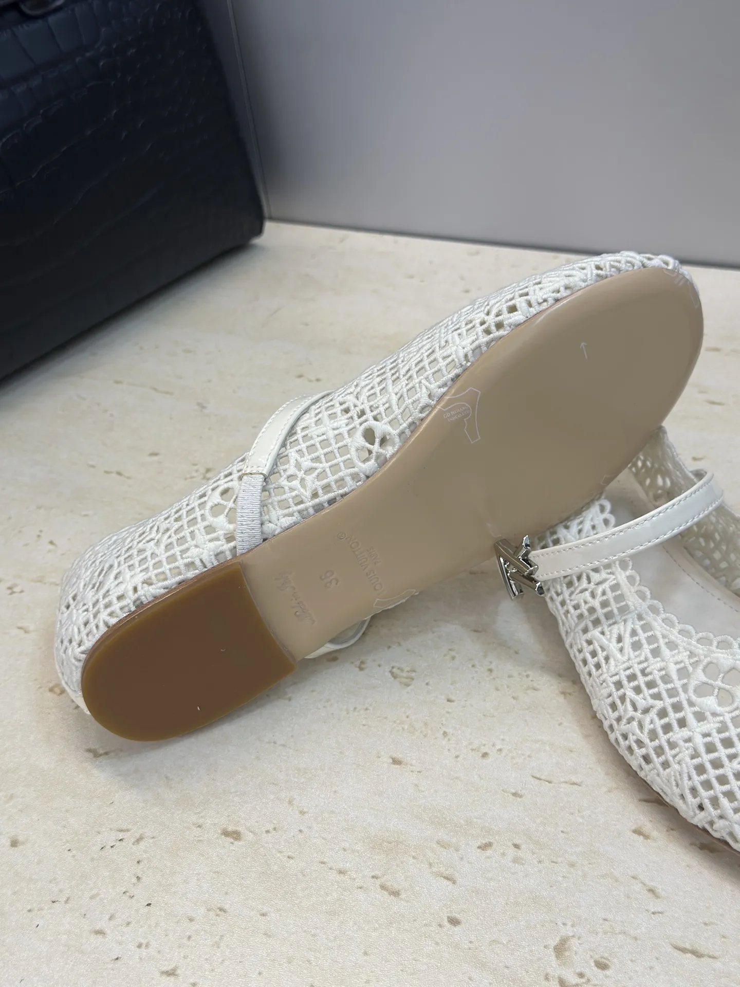 P300 Louis Vuitton 2026早春新款平底镂空电绣芭蕾舞娃娃女鞋 LV romy系列字母logo五金扣拼色圆头女单鞋 材质：鞋面进口高温水溶电绣面料+水染羊皮内里+意大利真皮大底 Size：35-42(40.41.42定制不退换）