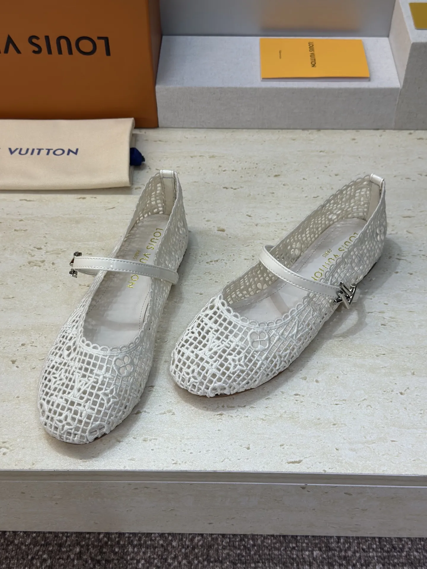 P300 Louis Vuitton 2026早春新款平底镂空电绣芭蕾舞娃娃女鞋 LV romy系列字母logo五金扣拼色圆头女单鞋 材质:鞋面进口高温水溶电绣面料+水染羊皮内里+意大利真皮大底 Size:35-42(40.41.42定制不退换)
