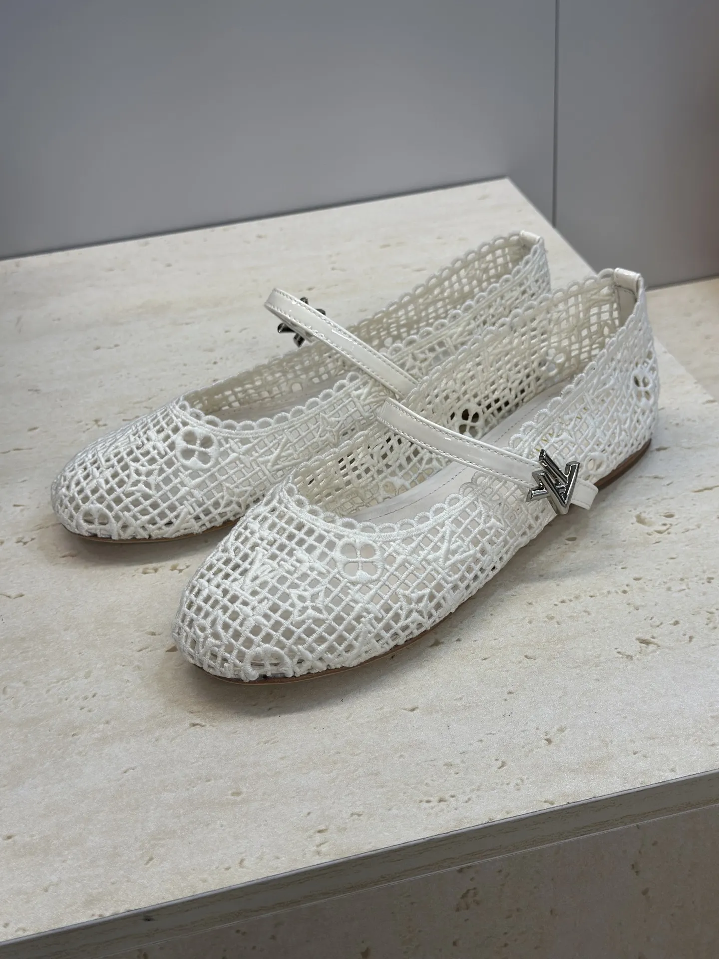 P300 Louis Vuitton 2026早春新款平底镂空电绣芭蕾舞娃娃女鞋 LV romy系列字母logo五金扣拼色圆头女单鞋 材质：鞋面进口高温水溶电绣面料+水染羊皮内里+意大利真皮大底 Size：35-42(40.41.42定制不退换）