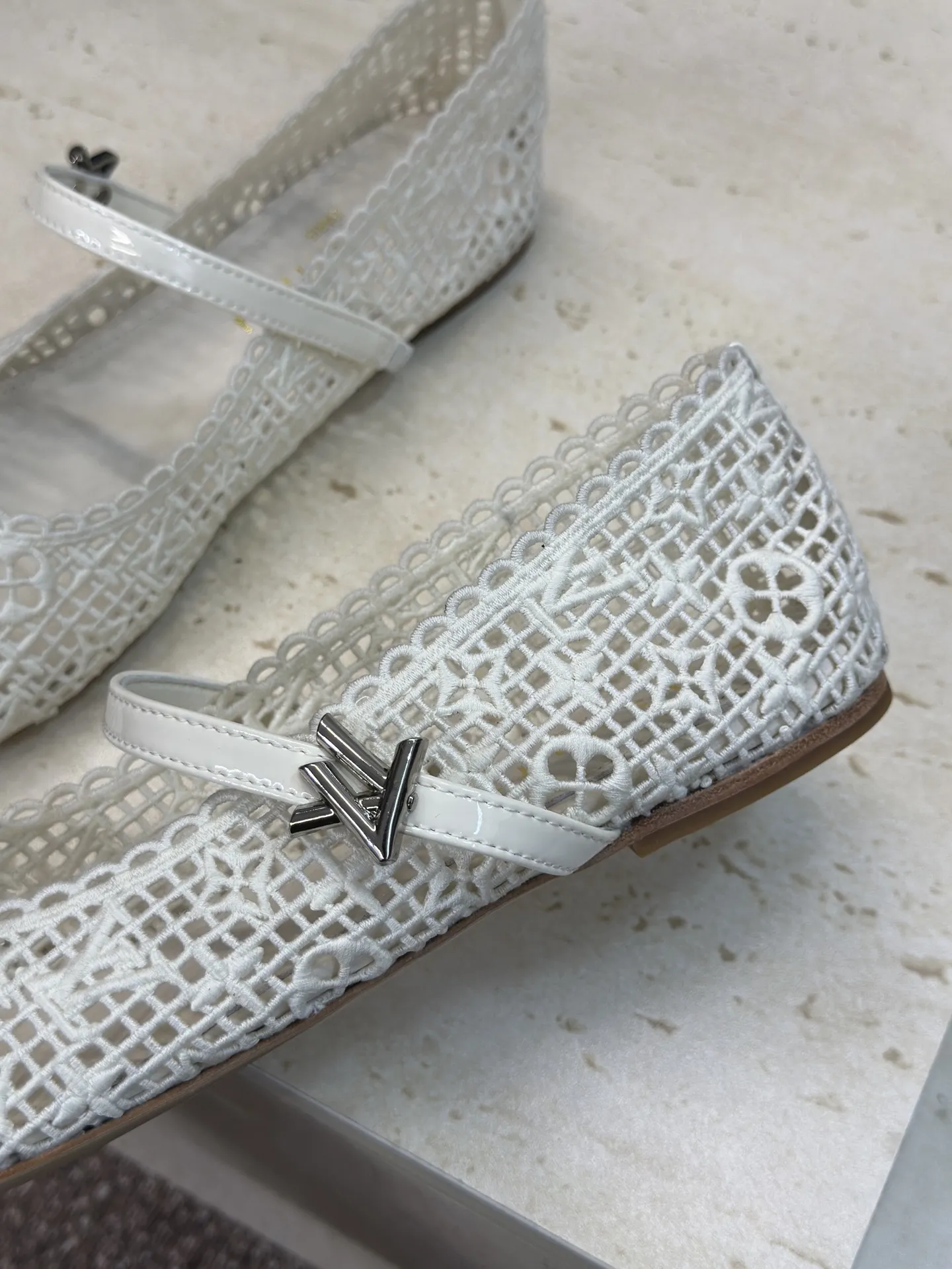 P300 Louis Vuitton 2026早春新款平底镂空电绣芭蕾舞娃娃女鞋 LV romy系列字母logo五金扣拼色圆头女单鞋 材质：鞋面进口高温水溶电绣面料+水染羊皮内里+意大利真皮大底 Size：35-42(40.41.42定制不退换）