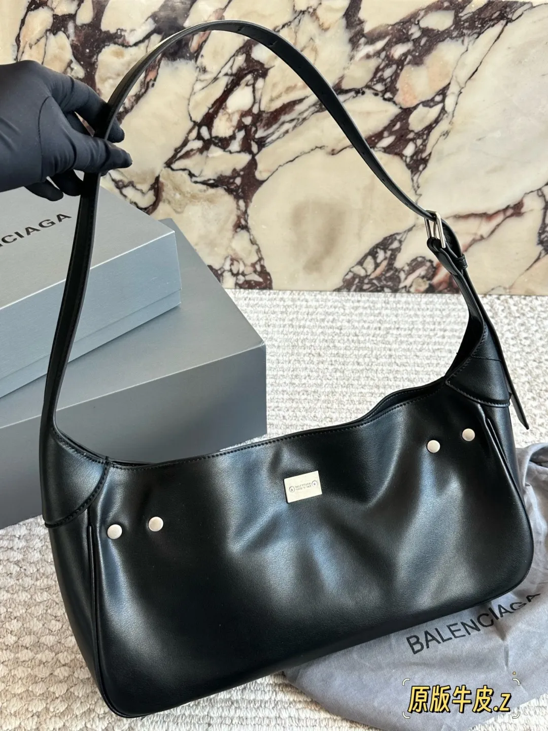 原版皮💰250 原版皮 配礼盒 size：34 14cm 巴黎世家新款Hobo 大廓形包包 柔软的大廓形包包 上身慵懒感立刻get、 真的很喜欢又方便又酷的超实用大包!