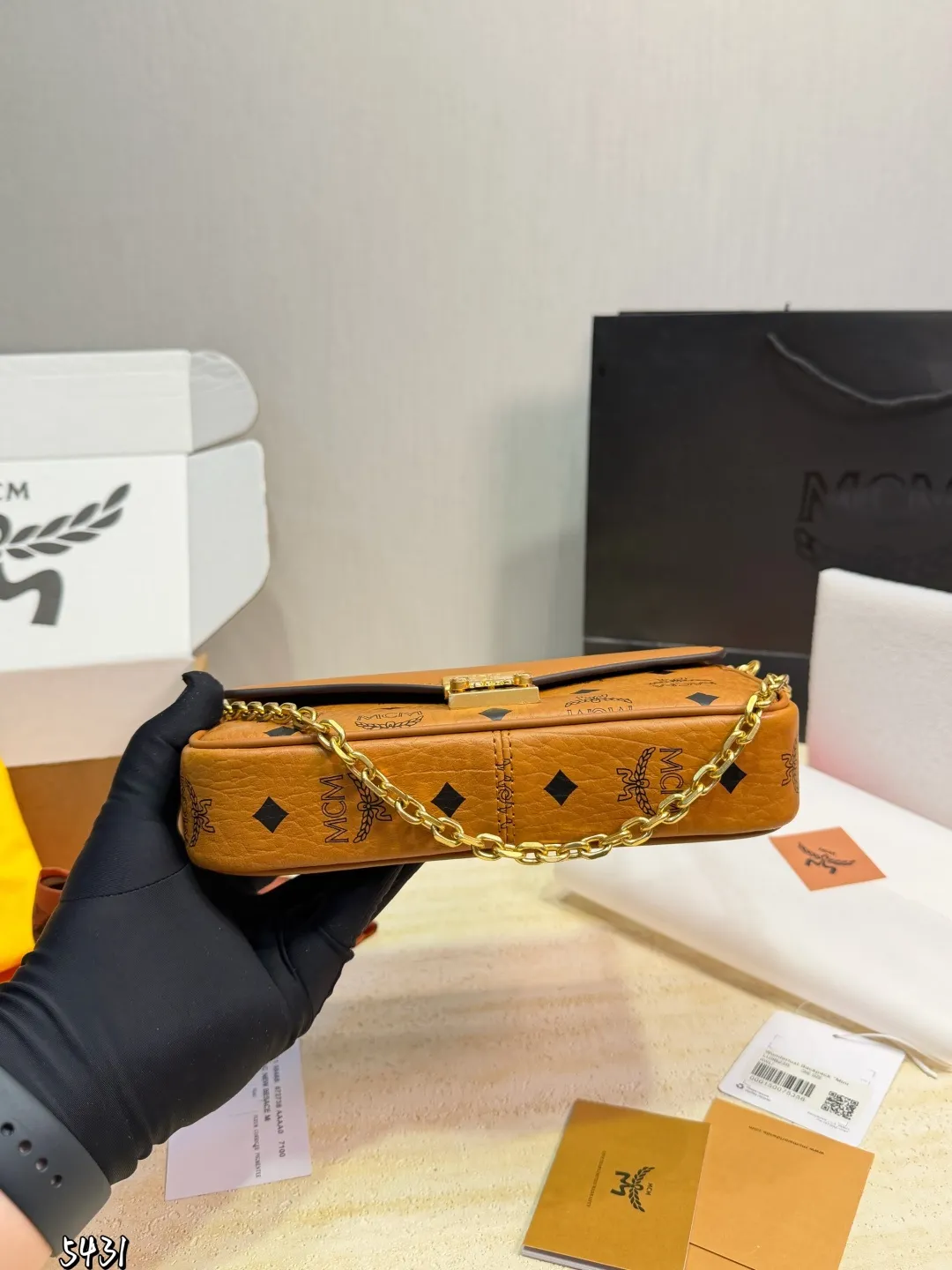 p155（飞机礼盒） MCM Tracy链条包 MCM Tracy链条包，干邑色Visetos老花+牛皮拼接，复古又时髦！金属月桂叶锁扣超有辦识度，肩带可调节，手拎、单肩、斜挎都OK，日常通勤or休闲出街都能轻松驾驭幽。内部有拉链隔层和卡槽，收纳手机、卡包超方便，实用又百搭，是轻奢包包热门之选！ 尺寸 20 11cm