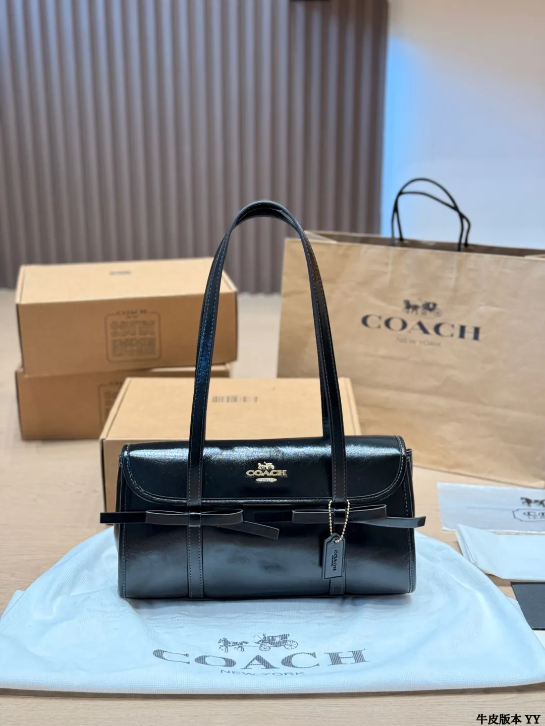 牛皮版本 p160 Coach Bridget蝴蝶结法棍包 Coach Bridget蝴蝶结法棍包是春季新品,亮面油蜡牛皮材质,复古光泽感满满✨。包身简约,蝴蝶结点缀超甜美,腋下包设计,肩带可调节,单肩斜挎都OK!尺寸适中,通勤休闲都能装下日常小物。黄色款清新明亮,春夏搭配超加分🌼。油蜡皮越用越有复古感,实用又有设计感,时髦女孩必入! 尺寸 30 15cm