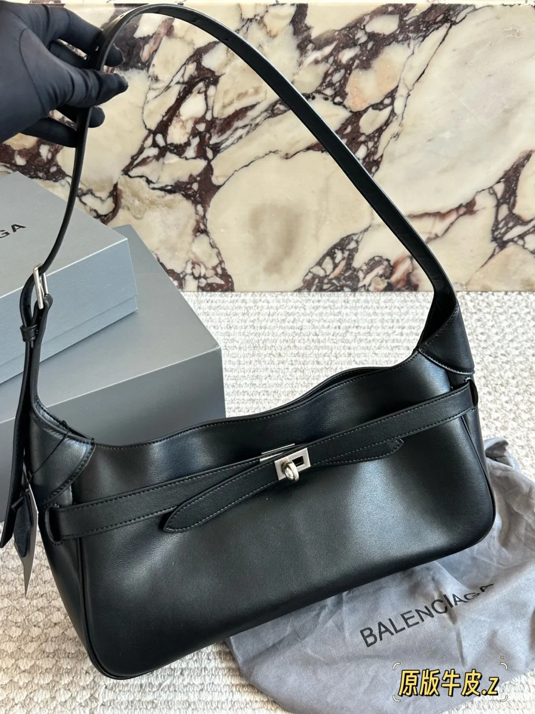 原版皮💰250 原版皮 配礼盒 size：34 14cm 巴黎世家新款Hobo 大廓形包包 柔软的大廓形包包 上身慵懒感立刻get、 真的很喜欢又方便又酷的超实用大包!