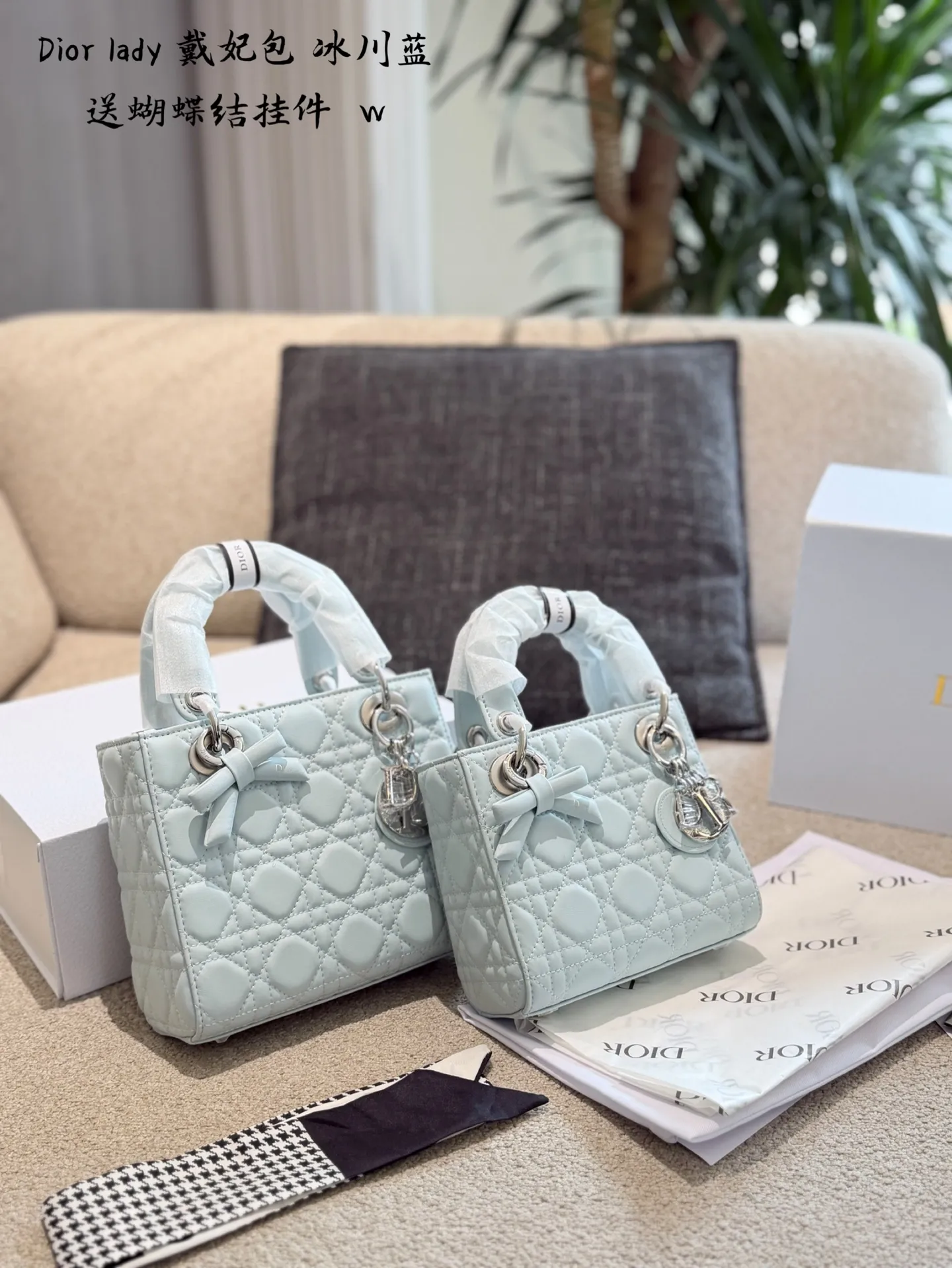 p200 送挂件 Lady Dior 三格戴妃四格戴妃 公主们请注意超有女人味的Dior三格戴妃 黑金小皮质感高级优雅 Dior字母吊坠很精致 日常出门无论什么场合都可以背 16cm20cm