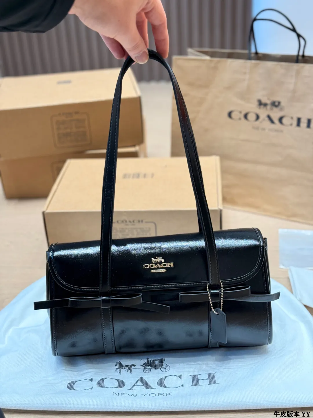 牛皮版本 p160 Coach Bridget蝴蝶结法棍包​​ Coach Bridget蝴蝶结法棍包是春季新品，亮面油蜡牛皮材质，复古光泽感满满✨。包身简约，蝴蝶结点缀超甜美，腋下包设计，肩带可调节，单肩斜挎都OK！尺寸适中，通勤休闲都能装下日常小物。黄色款清新明亮，春夏搭配超加分🌼。油蜡皮越用越有复古感，实用又有设计感，时髦女孩必入！ 尺寸 30 15cm