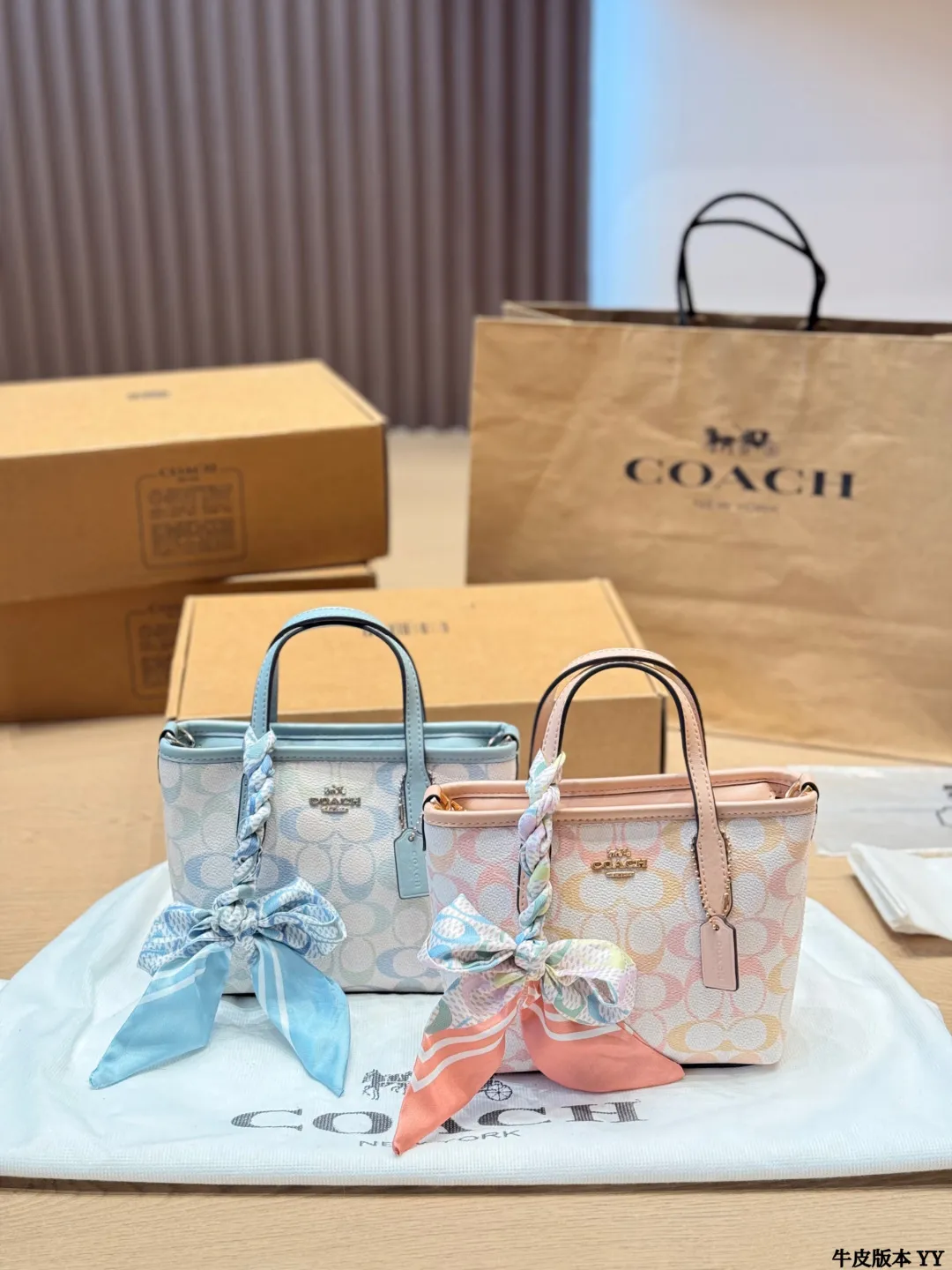 牛皮版本 p135 COACH City15迷你托特包 COACH City15迷你托特包,粉彩彩虹印花+牛剖层革拼接,清新又复古,配8cm手柄和56.5cm可拆卸肩带,手提、肩背、斜挎都OK✨。顶部拉链开合,内部织物衬里+多功能袋,手机口红轻松收纳。春夏搭配超亮眼,丝巾点缀更显个性,通勤约会都很适合哦 15.5x14x9cm15.5x14x9cm