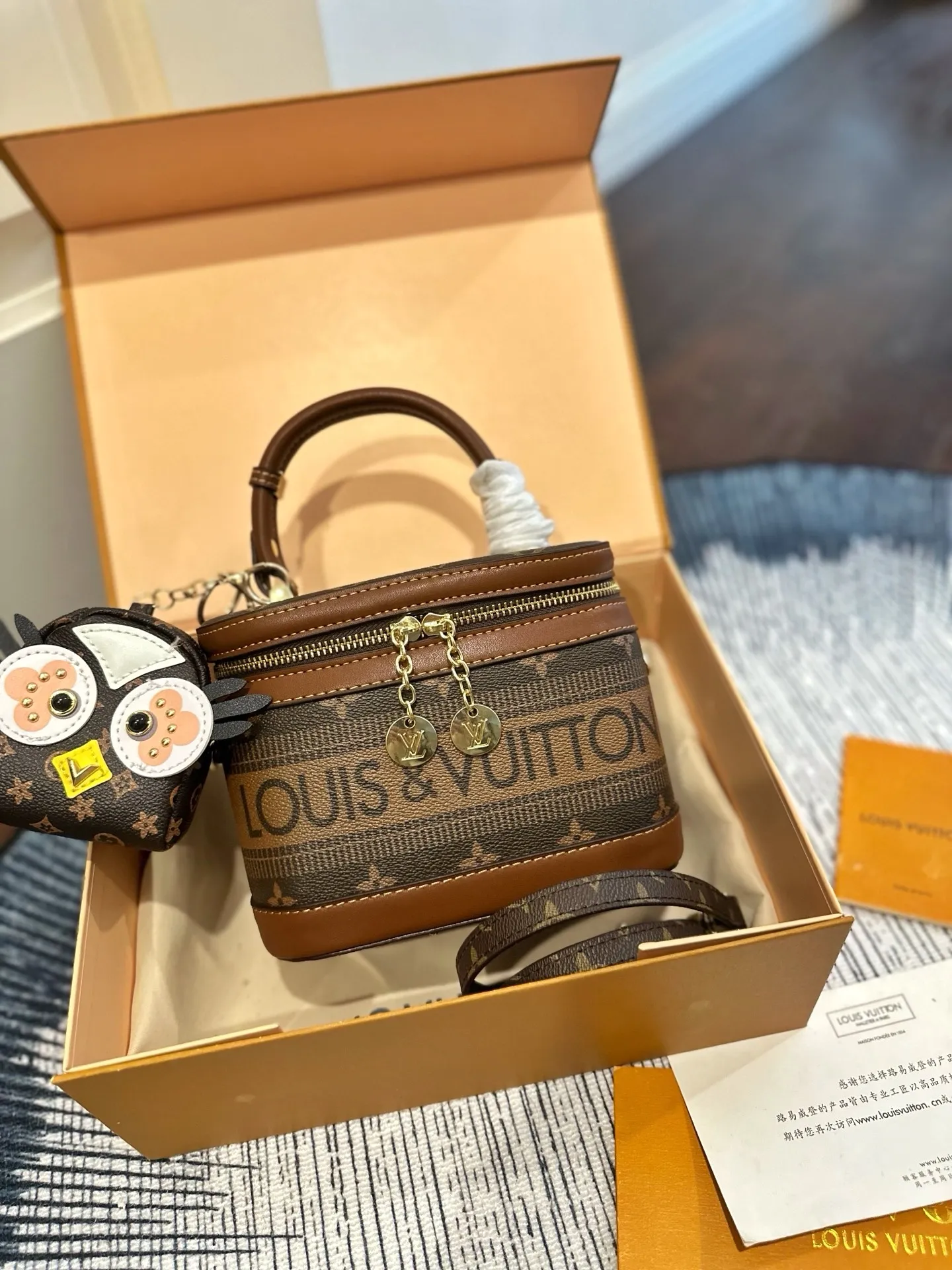 p140 送挂件 礼盒包装 Lv 新款 vanity pm 化妆箱 软盒子 太鸡肋 近几年LV的脑洞真的是越开越大，设计独特而经典 小巧的独特造型，搭配各种复古的颜色和装饰，绝对是这几年LV最出彩的设计之一 尺寸 18cm