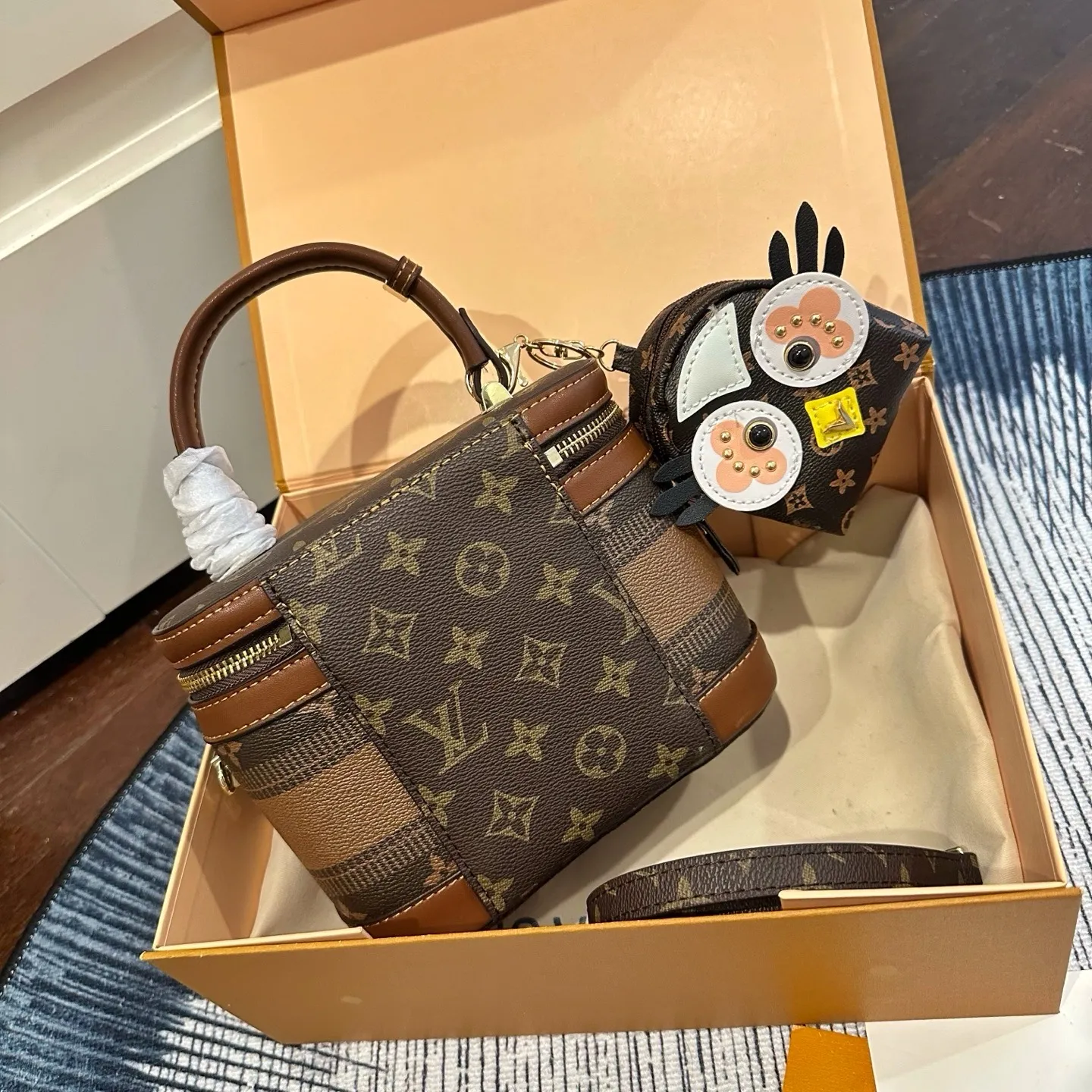 p140 送挂件 礼盒包装 Lv 新款 vanity pm 化妆箱 软盒子 太鸡肋 近几年LV的脑洞真的是越开越大，设计独特而经典 小巧的独特造型，搭配各种复古的颜色和装饰，绝对是这几年LV最出彩的设计之一 尺寸 18cm