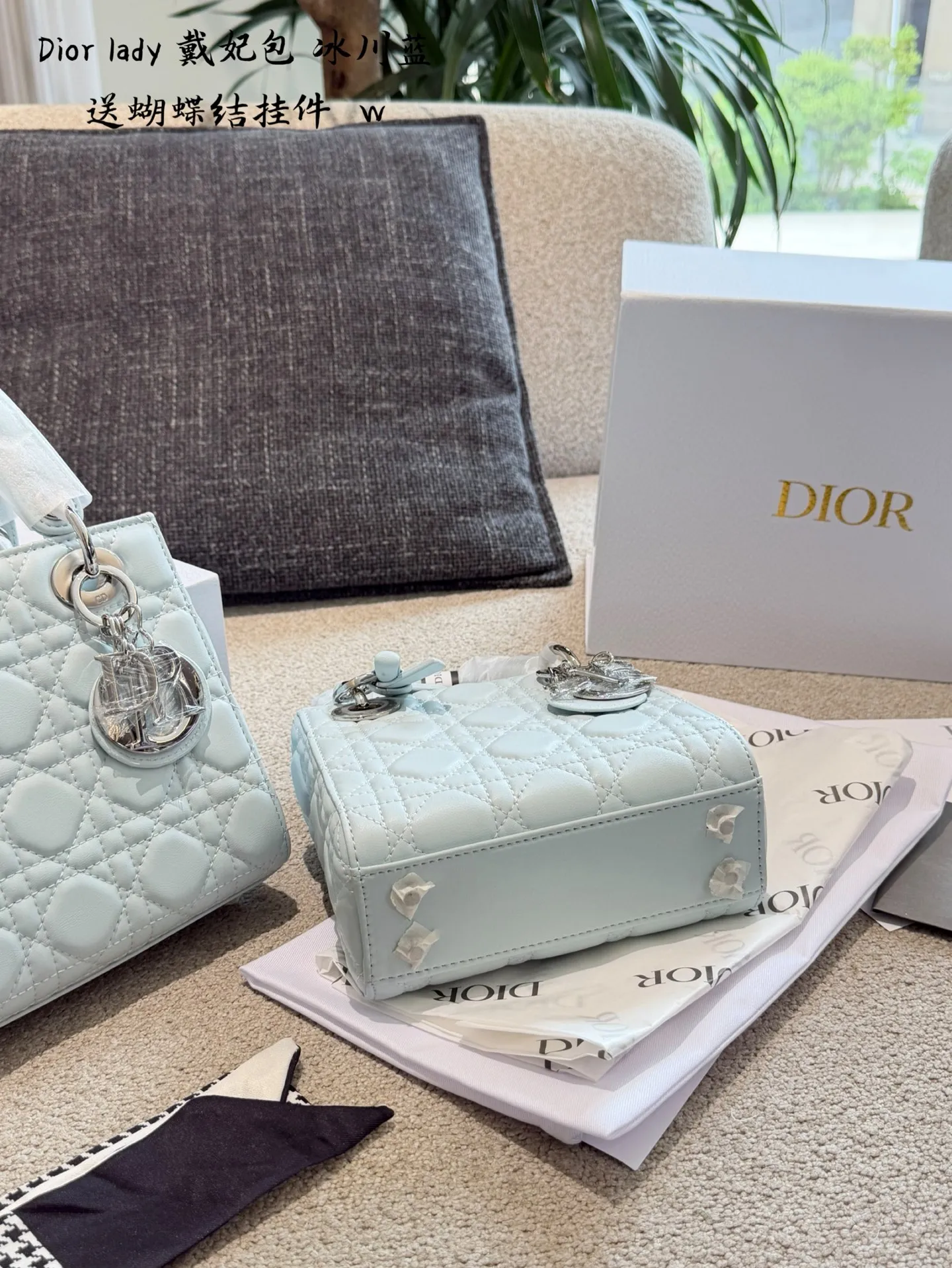 p200 送挂件 Lady Dior 三格戴妃四格戴妃 公主们请注意超有女人味的Dior三格戴妃 黑金小皮质感高级优雅 Dior字母吊坠很精致 日常出门无论什么场合都可以背 16cm20cm