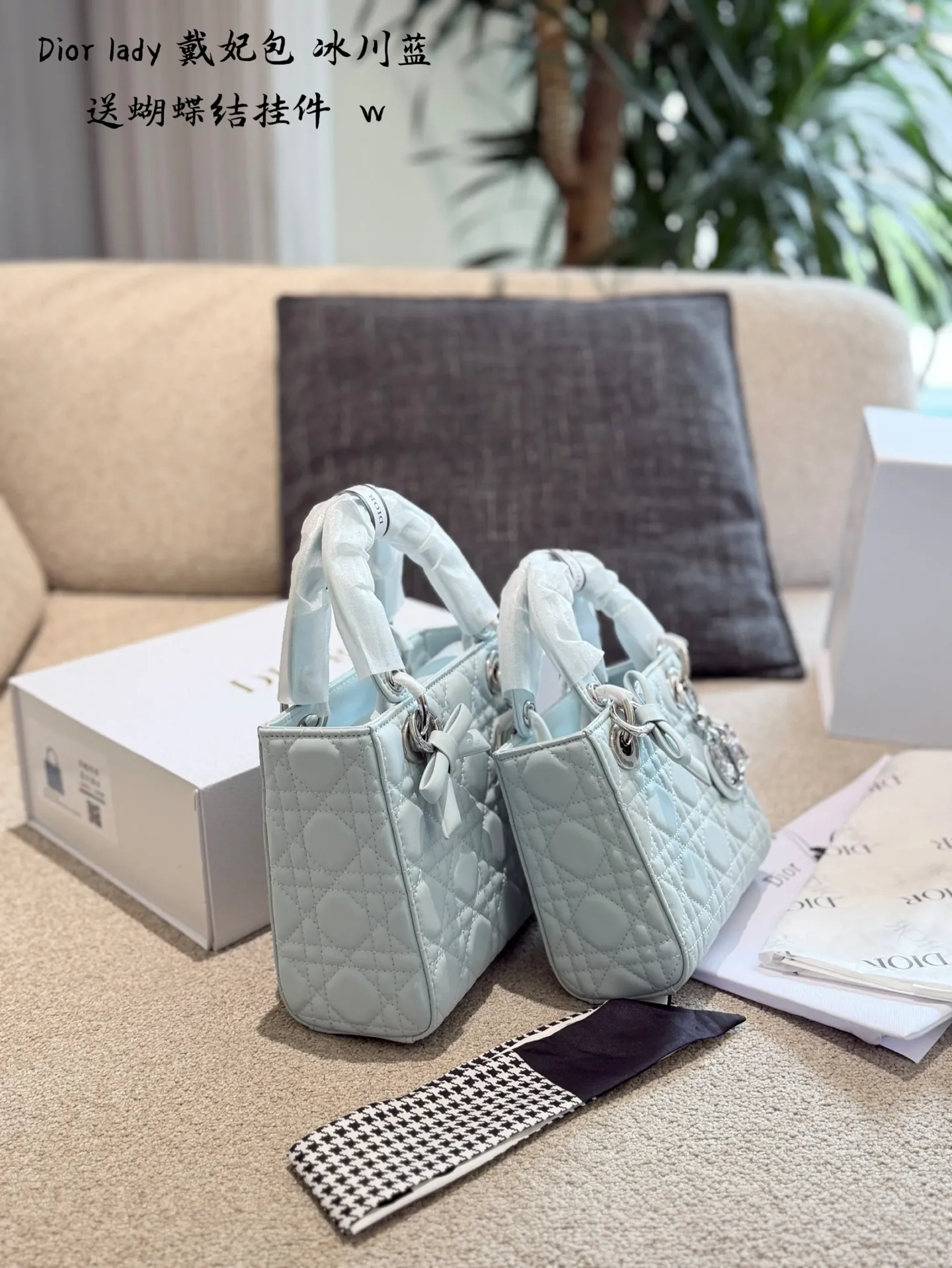 p200 送挂件 Lady Dior 三格戴妃四格戴妃 公主们请注意超有女人味的Dior三格戴妃 黑金小皮质感高级优雅 Dior字母吊坠很精致 日常出门无论什么场合都可以背 16cm20cm