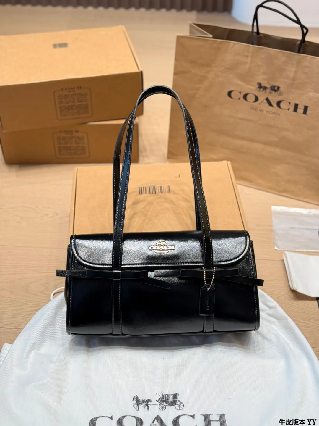 牛皮版本 p160 Coach Bridget蝴蝶结法棍包​​ Coach Bridget蝴蝶结法棍包是春季新品，亮面油蜡牛皮材质，复古光泽感满满✨。包身简约，蝴蝶结点缀超甜美，腋下包设计，肩带可调节，单肩斜挎都OK！尺寸适中，通勤休闲都能装下日常小物。黄色款清新明亮，春夏搭配超加分🌼。油蜡皮越用越有复古感，实用又有设计感，时髦女孩必入！ 尺寸 30 15cm