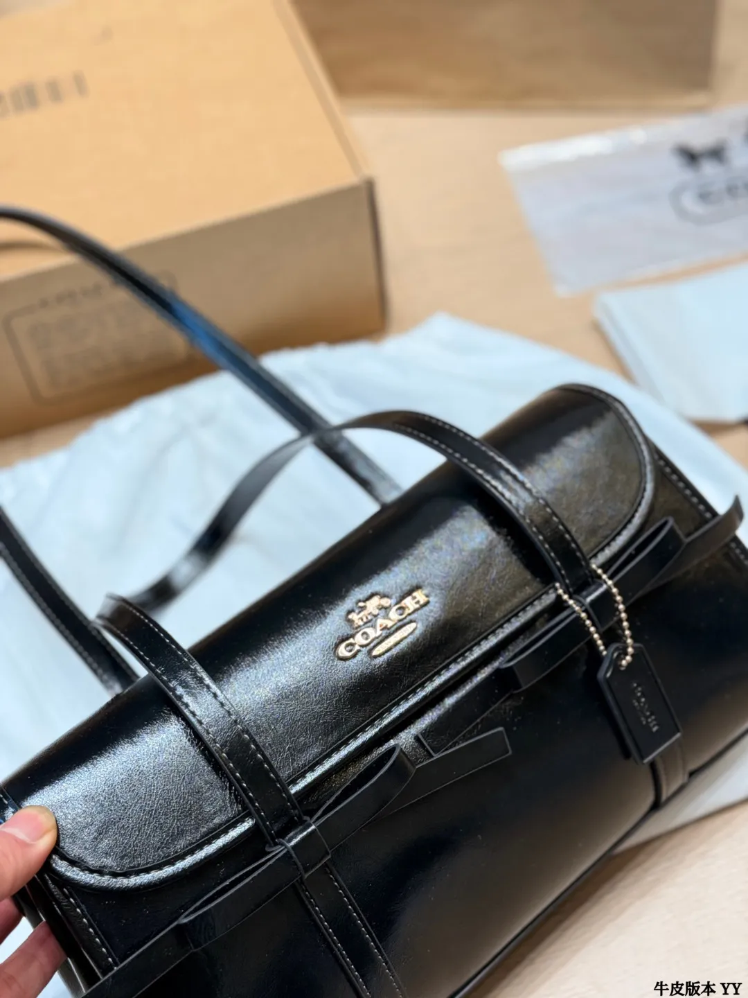牛皮版本 p160 Coach Bridget蝴蝶结法棍包 Coach Bridget蝴蝶结法棍包是春季新品,亮面油蜡牛皮材质,复古光泽感满满✨。包身简约,蝴蝶结点缀超甜美,腋下包设计,肩带可调节,单肩斜挎都OK!尺寸适中,通勤休闲都能装下日常小物。黄色款清新明亮,春夏搭配超加分🌼。油蜡皮越用越有复古感,实用又有设计感,时髦女孩必入! 尺寸 30 15cm