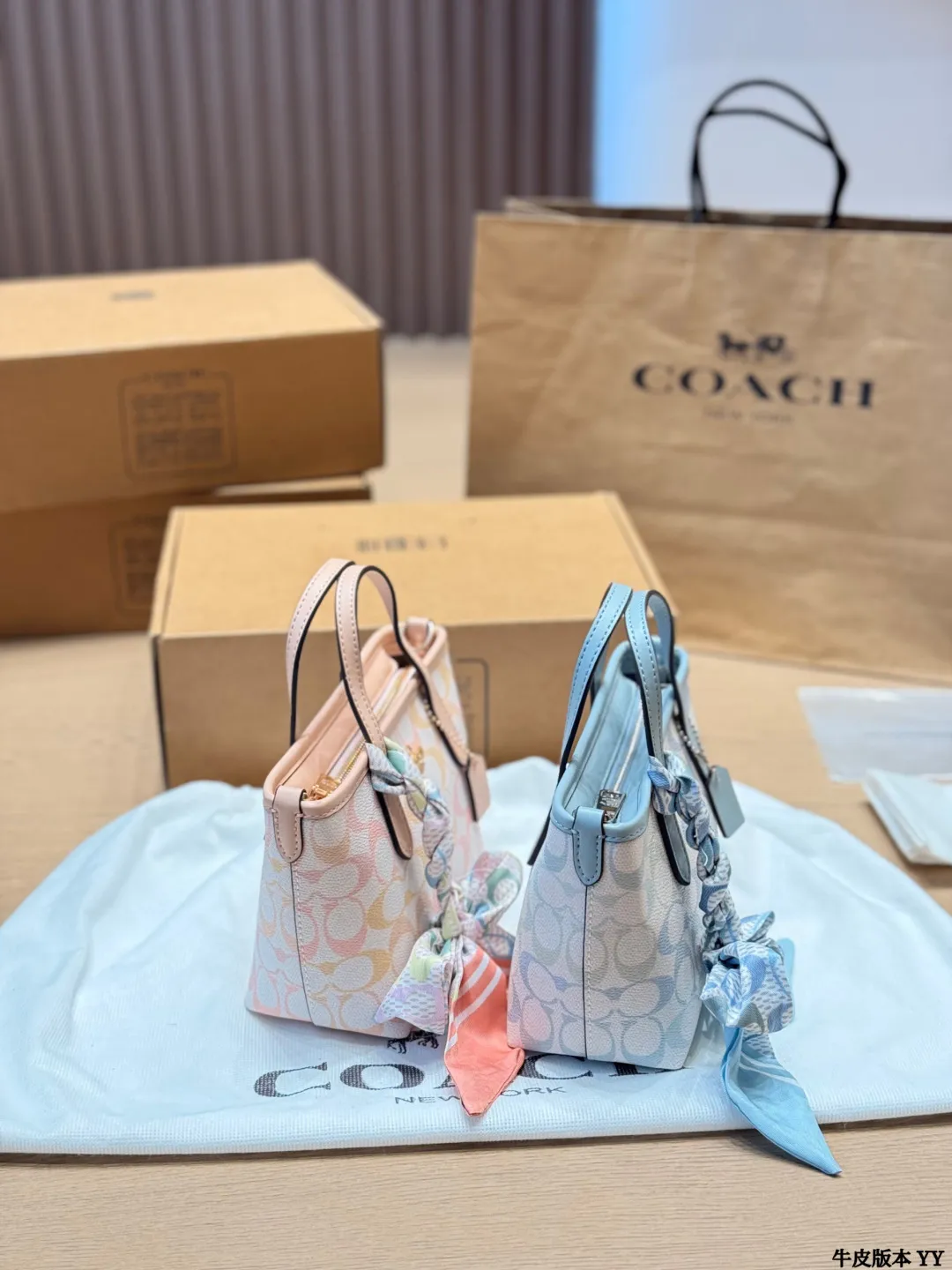 牛皮版本 p135 COACH City15迷你托特包 COACH City15迷你托特包,粉彩彩虹印花+牛剖层革拼接,清新又复古,配8cm手柄和56.5cm可拆卸肩带,手提、肩背、斜挎都OK✨。顶部拉链开合,内部织物衬里+多功能袋,手机口红轻松收纳。春夏搭配超亮眼,丝巾点缀更显个性,通勤约会都很适合哦 15.5x14x9cm15.5x14x9cm