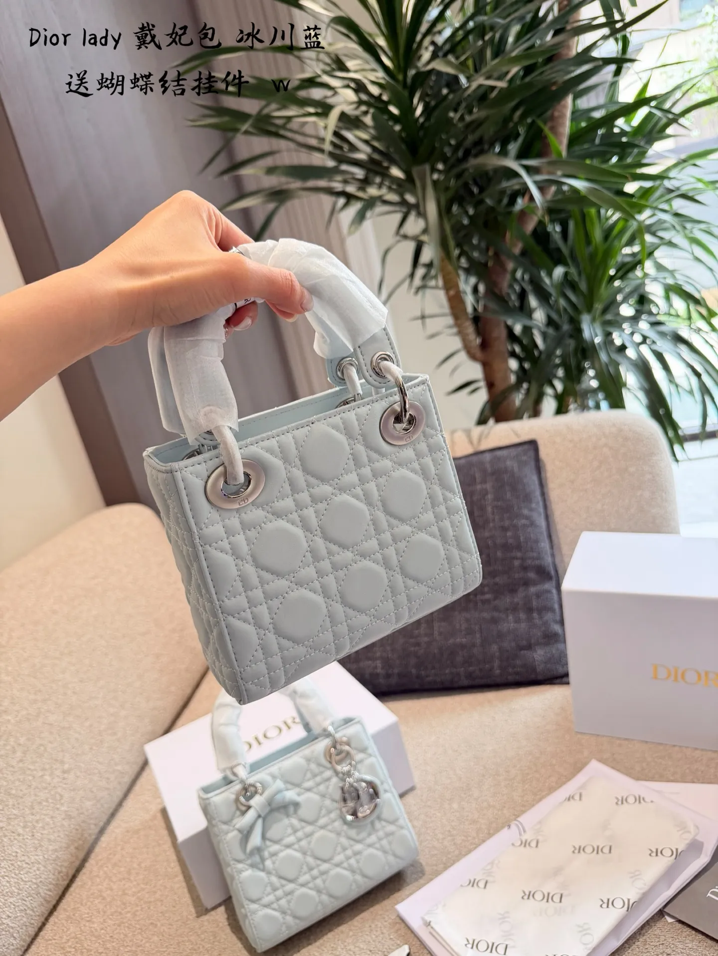 p200 送挂件 Lady Dior 三格戴妃四格戴妃 公主们请注意超有女人味的Dior三格戴妃 黑金小皮质感高级优雅 Dior字母吊坠很精致 日常出门无论什么场合都可以背 16cm20cm
