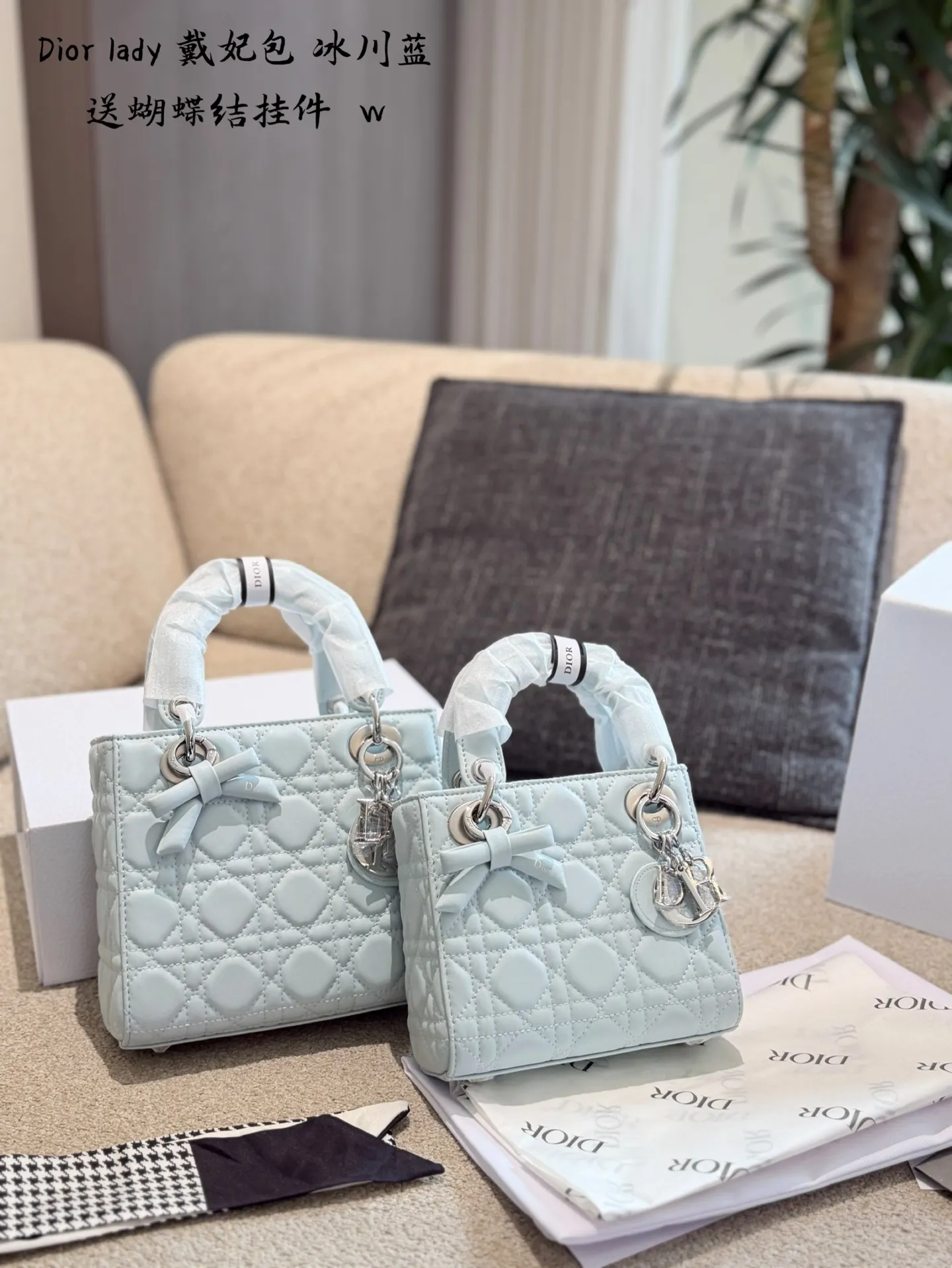 p200 送挂件 Lady Dior 三格戴妃四格戴妃 公主们请注意超有女人味的Dior三格戴妃 黑金小皮质感高级优雅 Dior字母吊坠很精致 日常出门无论什么场合都可以背 16cm20cm