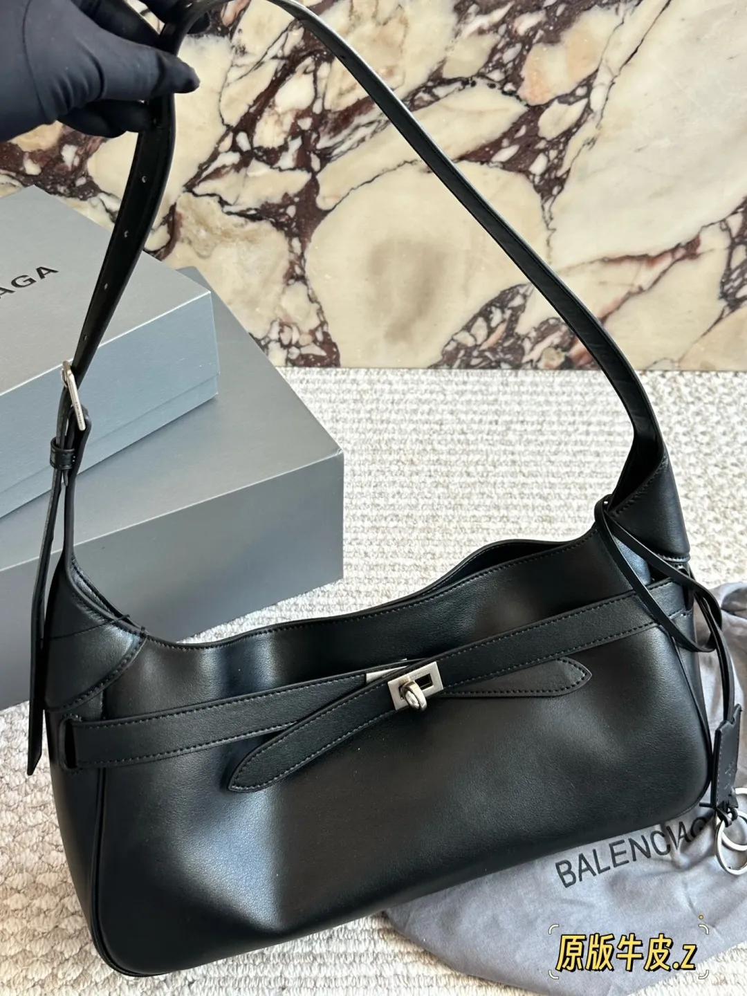 原版皮💰250 原版皮 配礼盒 size：34 14cm 巴黎世家新款Hobo 大廓形包包 柔软的大廓形包包 上身慵懒感立刻get、 真的很喜欢又方便又酷的超实用大包!