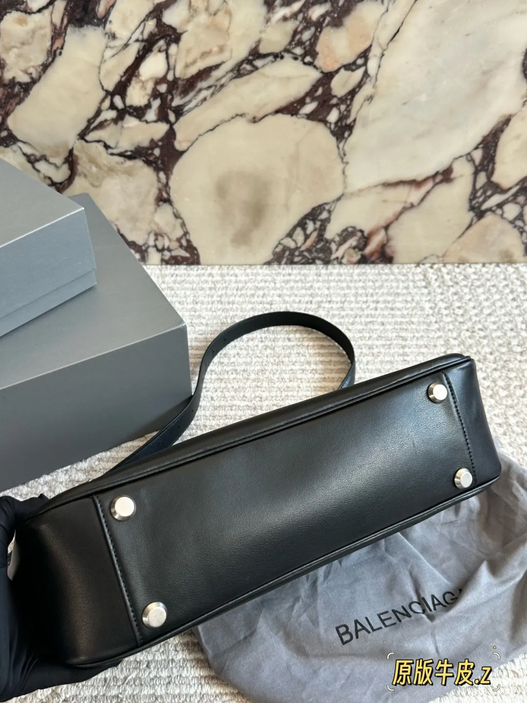 原版皮💰250 原版皮 配礼盒 size:34 14cm 巴黎世家新款Hobo 大廓形包包 柔软的大廓形包包 上身慵懒感立刻get、 真的很喜欢又方便又酷的超实用大包!