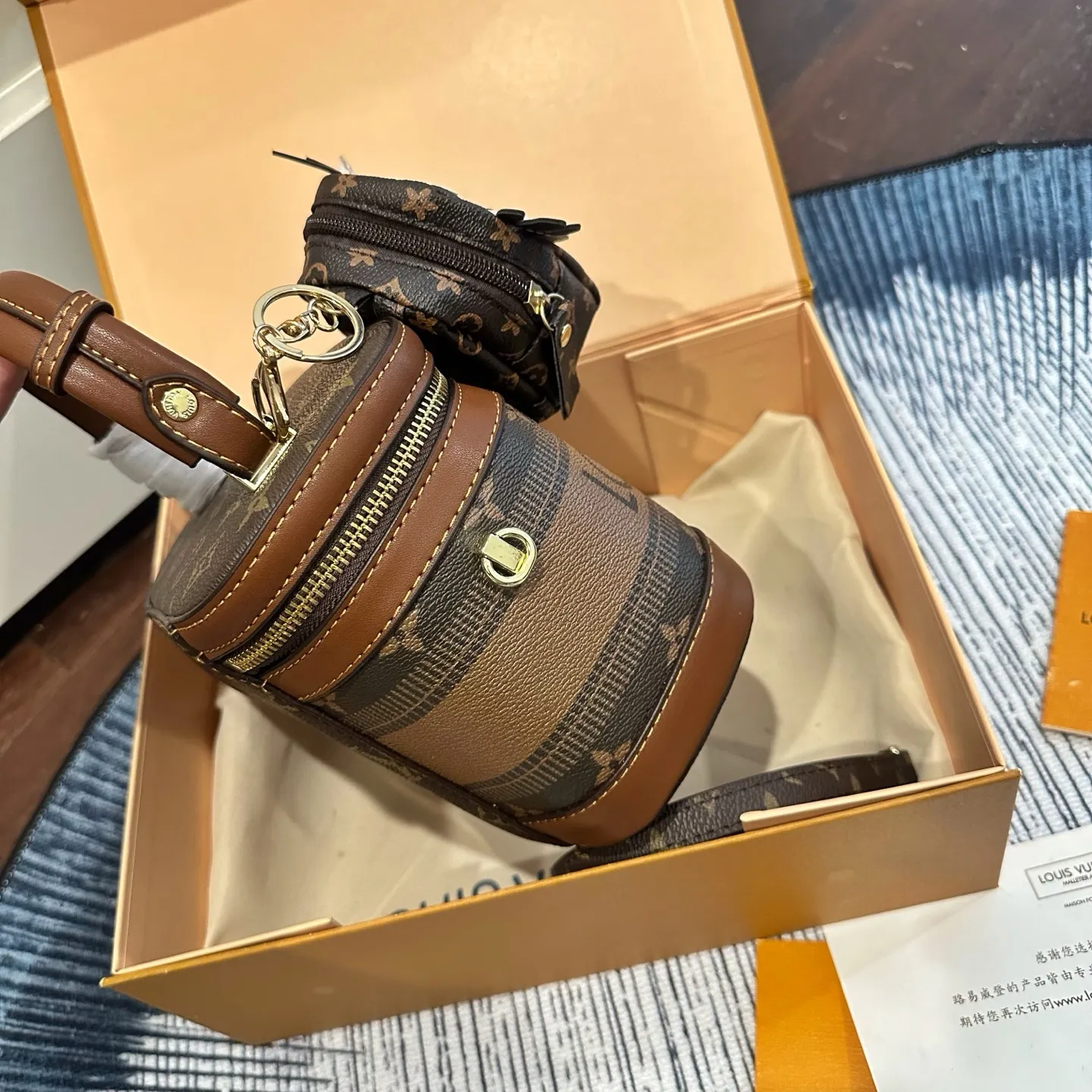 p140 送挂件 礼盒包装 Lv 新款 vanity pm 化妆箱 软盒子 太鸡肋 近几年LV的脑洞真的是越开越大，设计独特而经典 小巧的独特造型，搭配各种复古的颜色和装饰，绝对是这几年LV最出彩的设计之一 尺寸 18cm