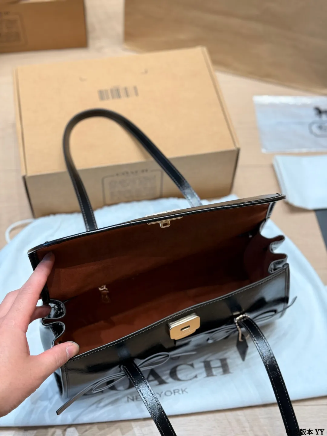 牛皮版本 p160 Coach Bridget蝴蝶结法棍包​​ Coach Bridget蝴蝶结法棍包是春季新品，亮面油蜡牛皮材质，复古光泽感满满✨。包身简约，蝴蝶结点缀超甜美，腋下包设计，肩带可调节，单肩斜挎都OK！尺寸适中，通勤休闲都能装下日常小物。黄色款清新明亮，春夏搭配超加分🌼。油蜡皮越用越有复古感，实用又有设计感，时髦女孩必入！ 尺寸 30 15cm