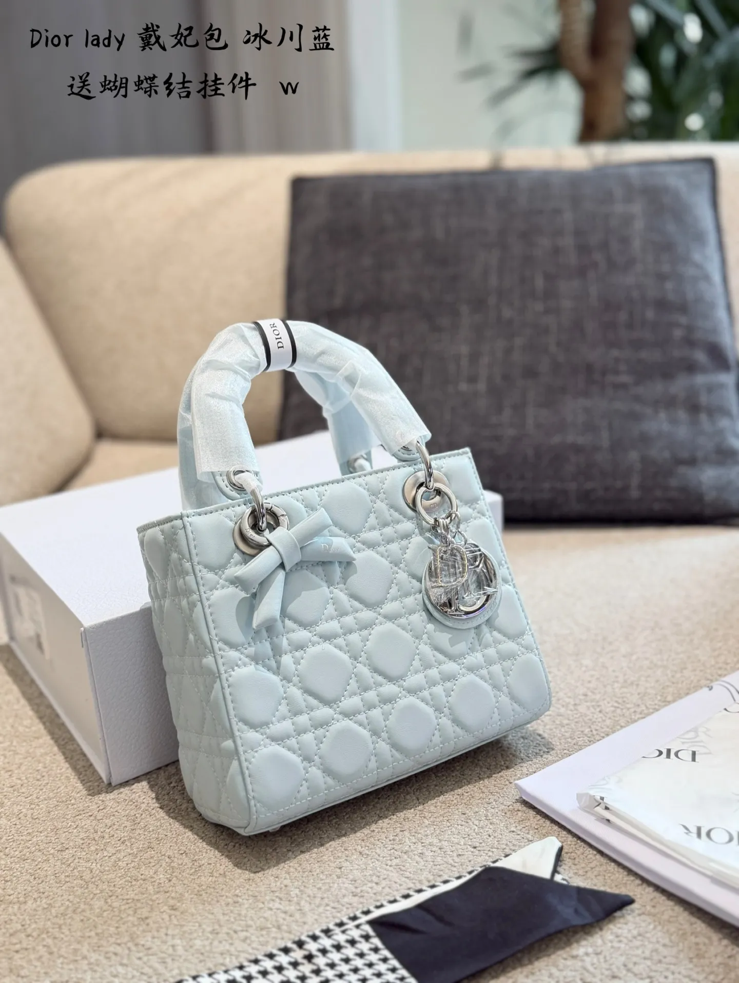p200 送挂件 Lady Dior 三格戴妃四格戴妃 公主们请注意超有女人味的Dior三格戴妃 黑金小皮质感高级优雅 Dior字母吊坠很精致 日常出门无论什么场合都可以背 16cm20cm