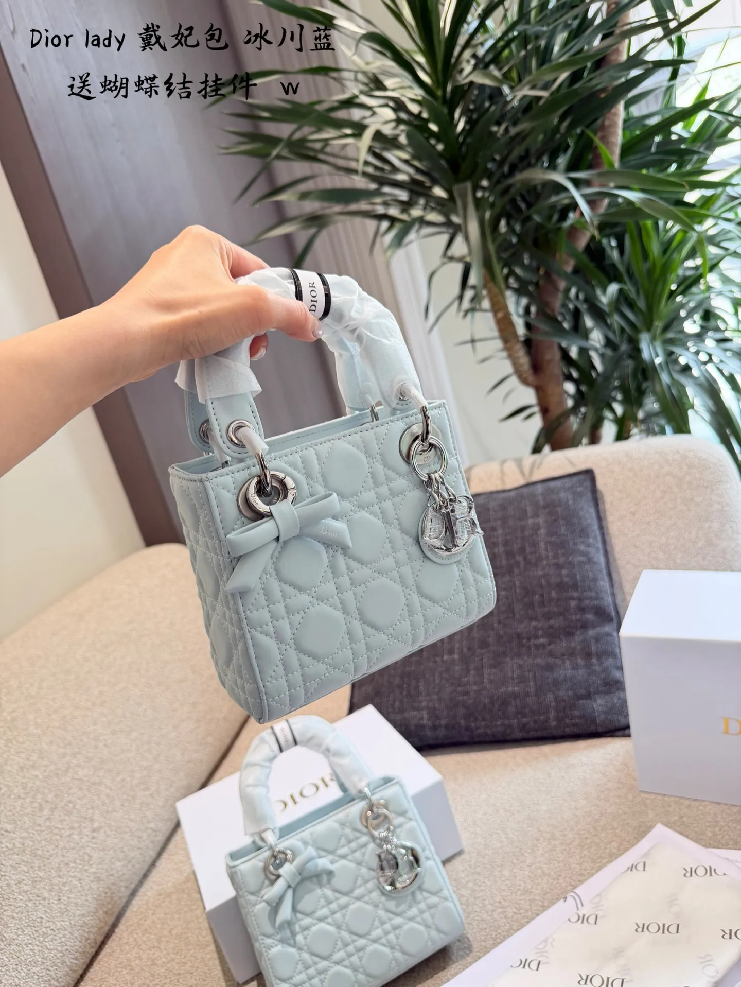 p200 送挂件 Lady Dior 三格戴妃四格戴妃 公主们请注意超有女人味的Dior三格戴妃 黑金小皮质感高级优雅 Dior字母吊坠很精致 日常出门无论什么场合都可以背 16cm20cm